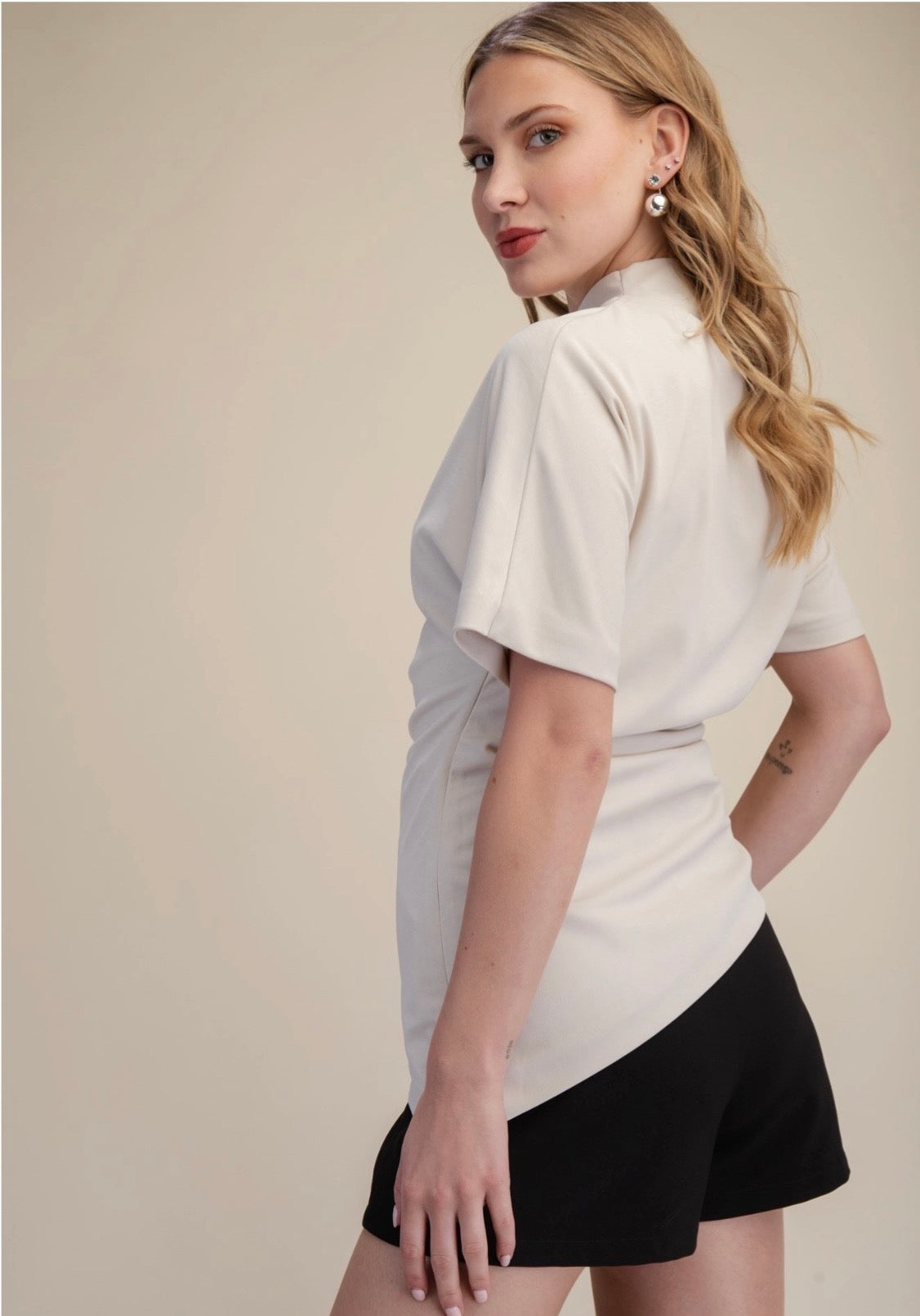 BLUSA ASIMÉTRICA CON CUELLO DRAPEADO