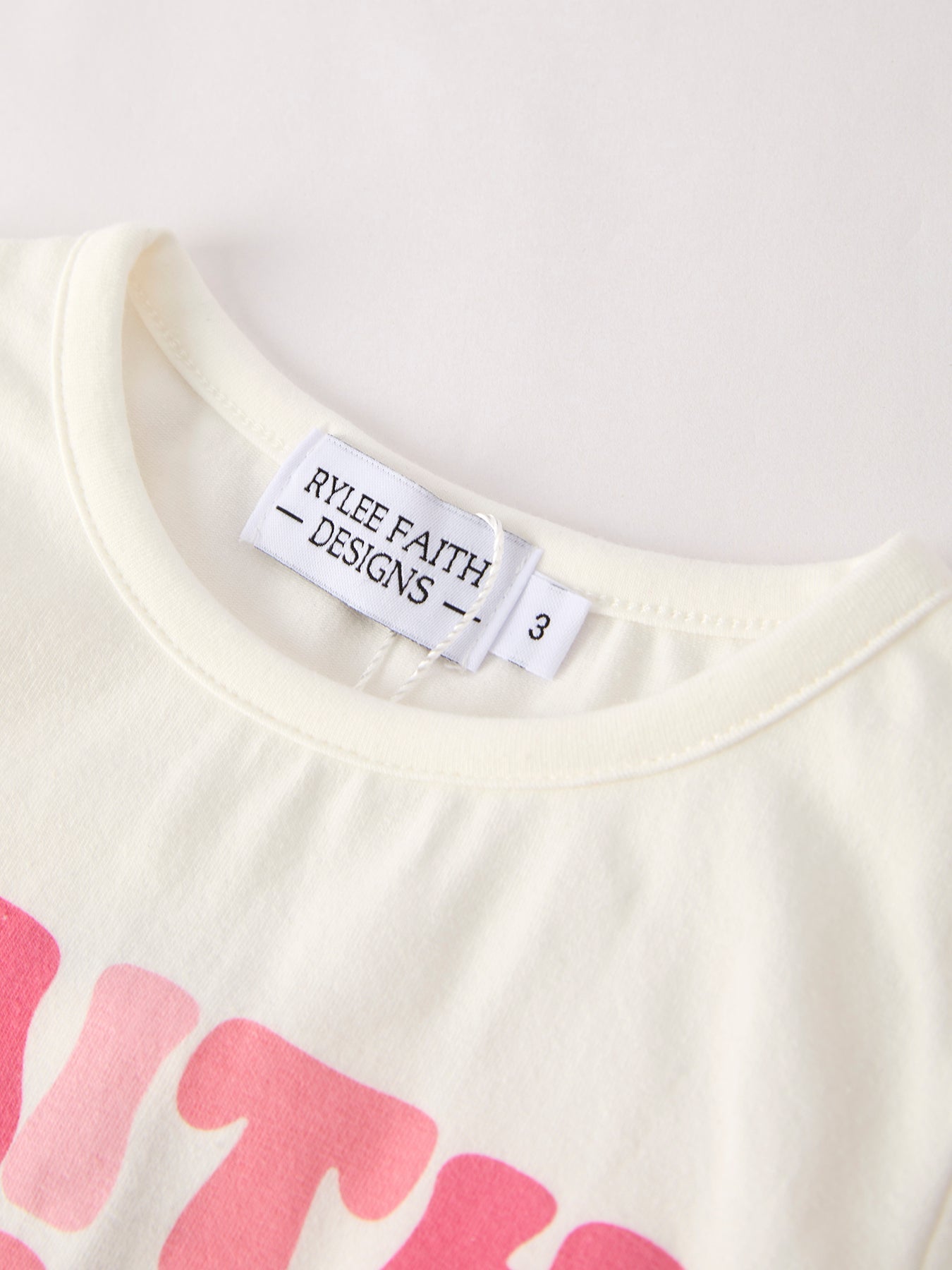 Conjunto de camiseta con letras y falda vaquera con lazo rosa para niñas