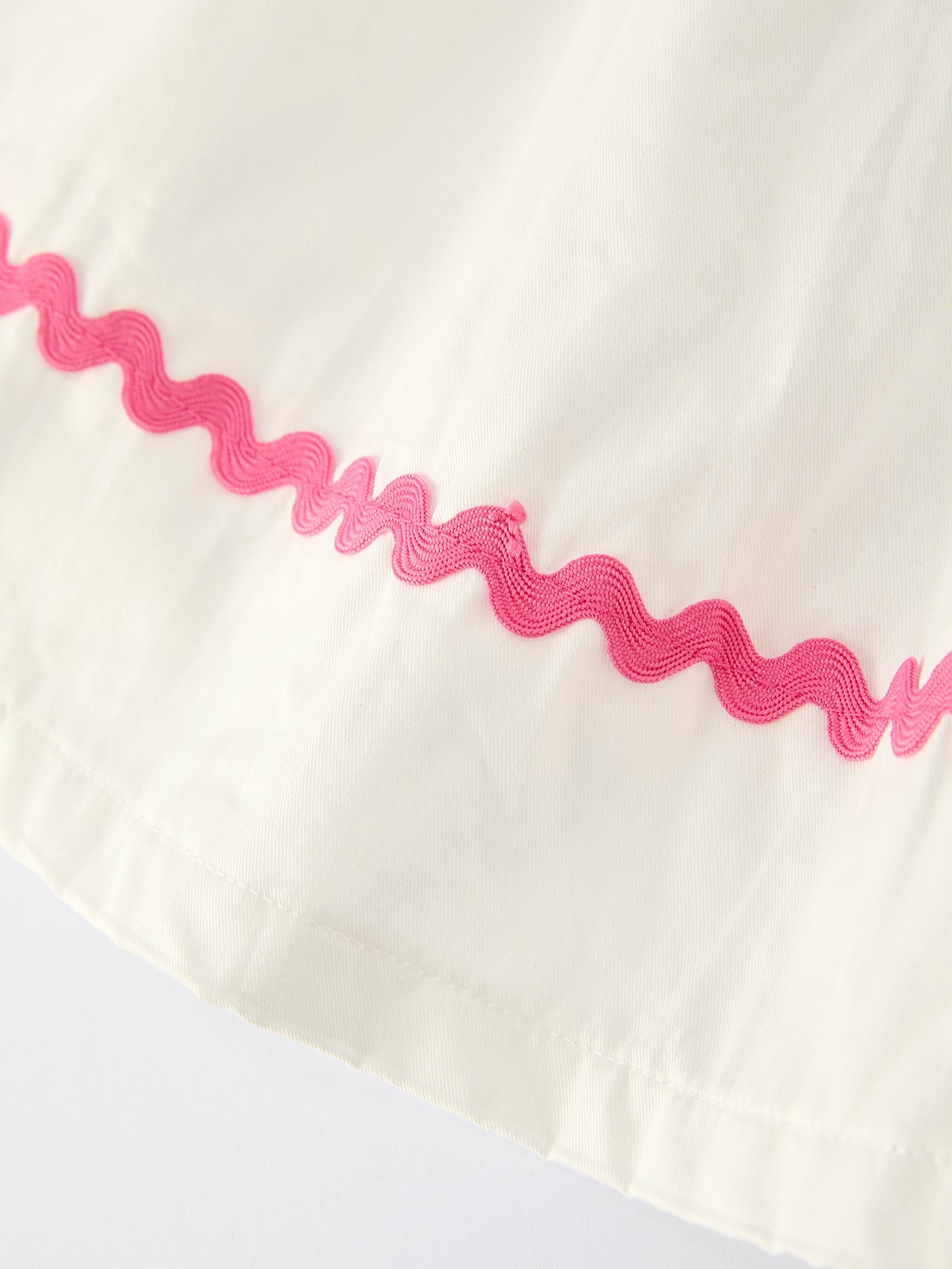 Vestido blanco de otoño para niña con bordado de lazo rosa