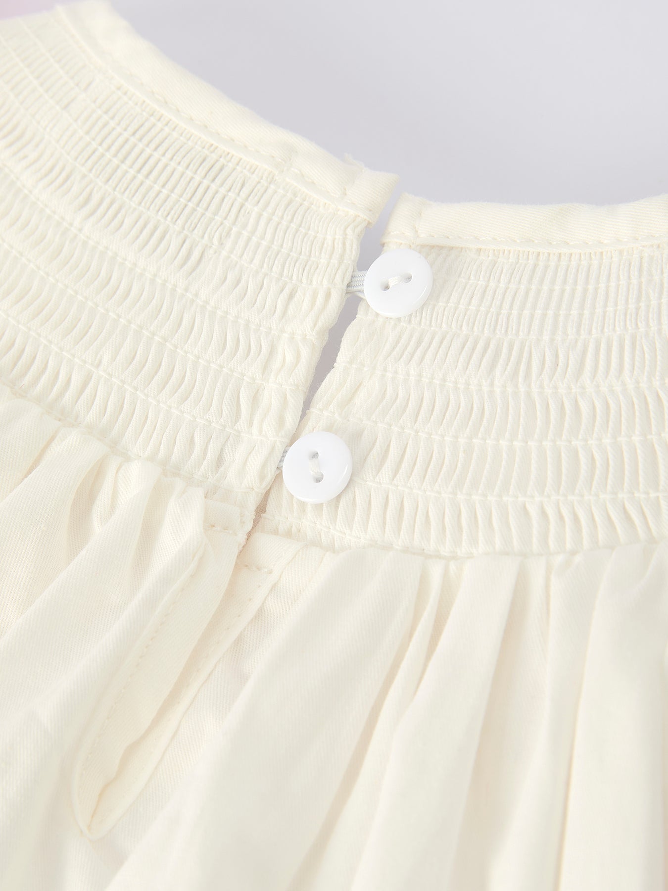 Vestido blanco de otoño para niña con bordado de lazo rosa