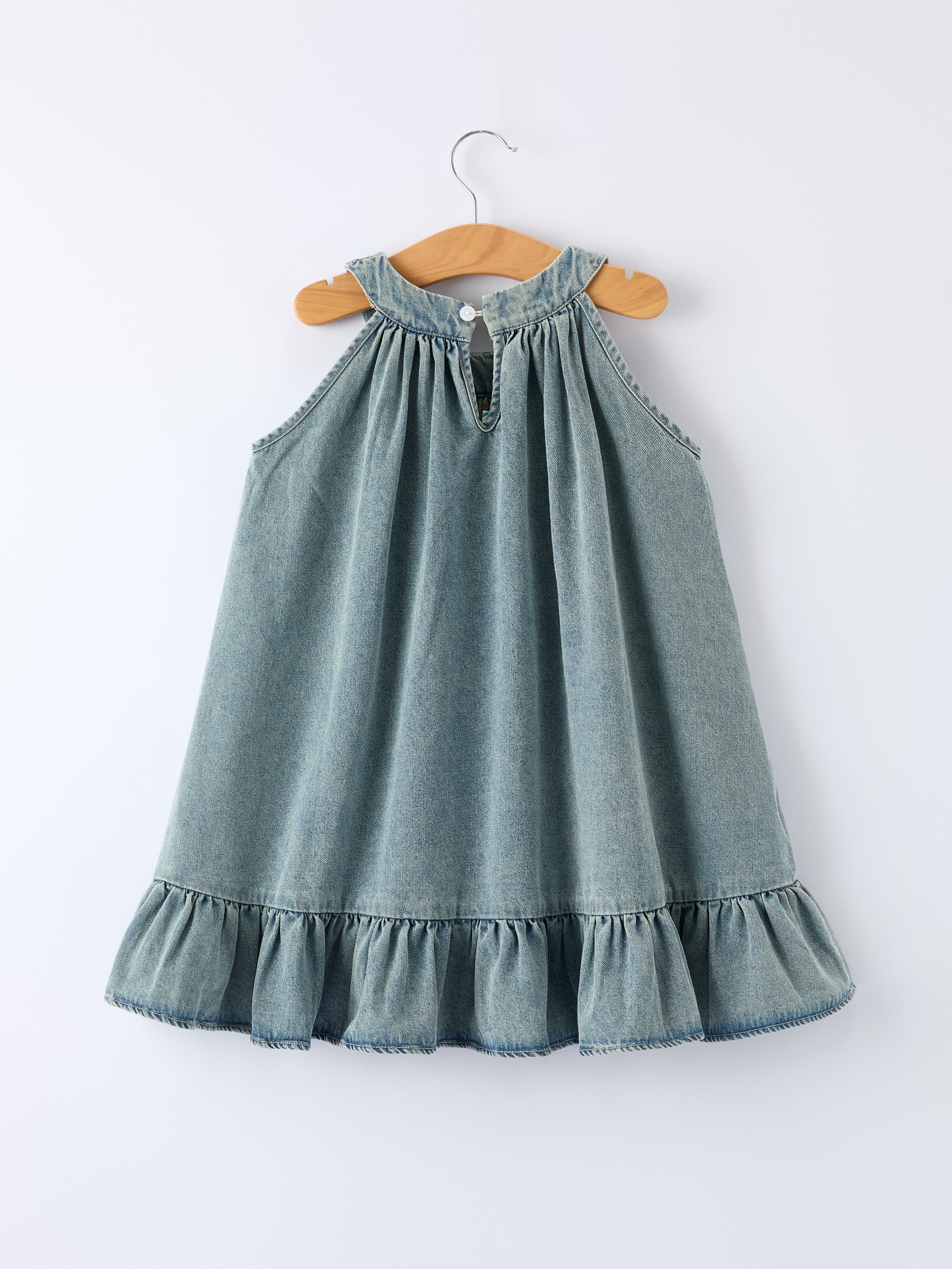 Vestido vaquero acampanado con volantes para niña