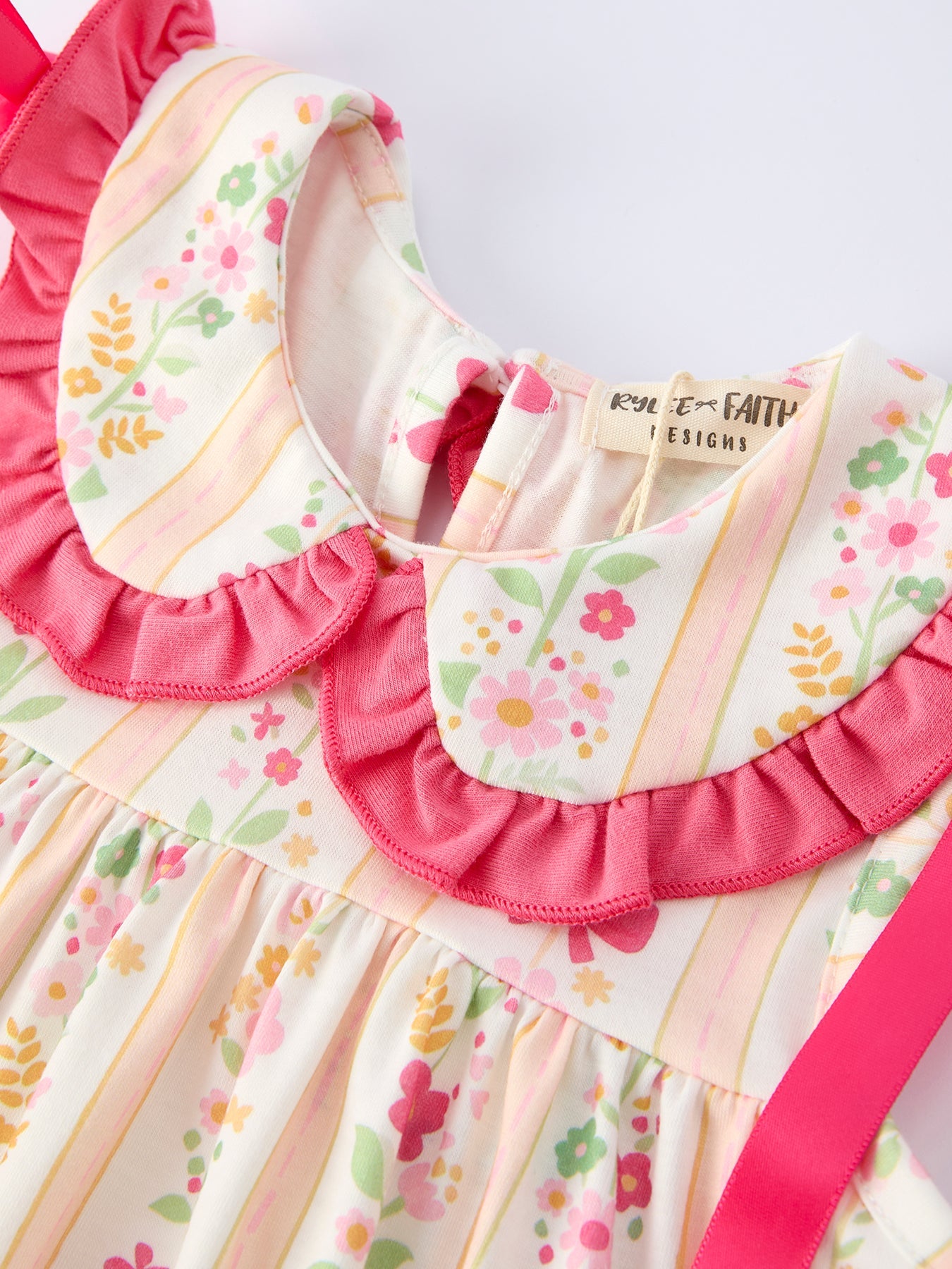Vestido de niña con volantes y lazo floral de verano