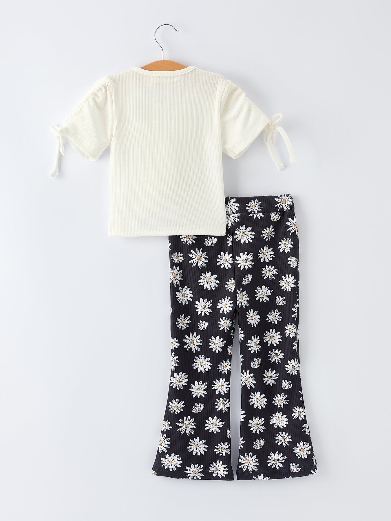 Conjunto de primavera para niña con margaritas y mangas fruncidas con lazo