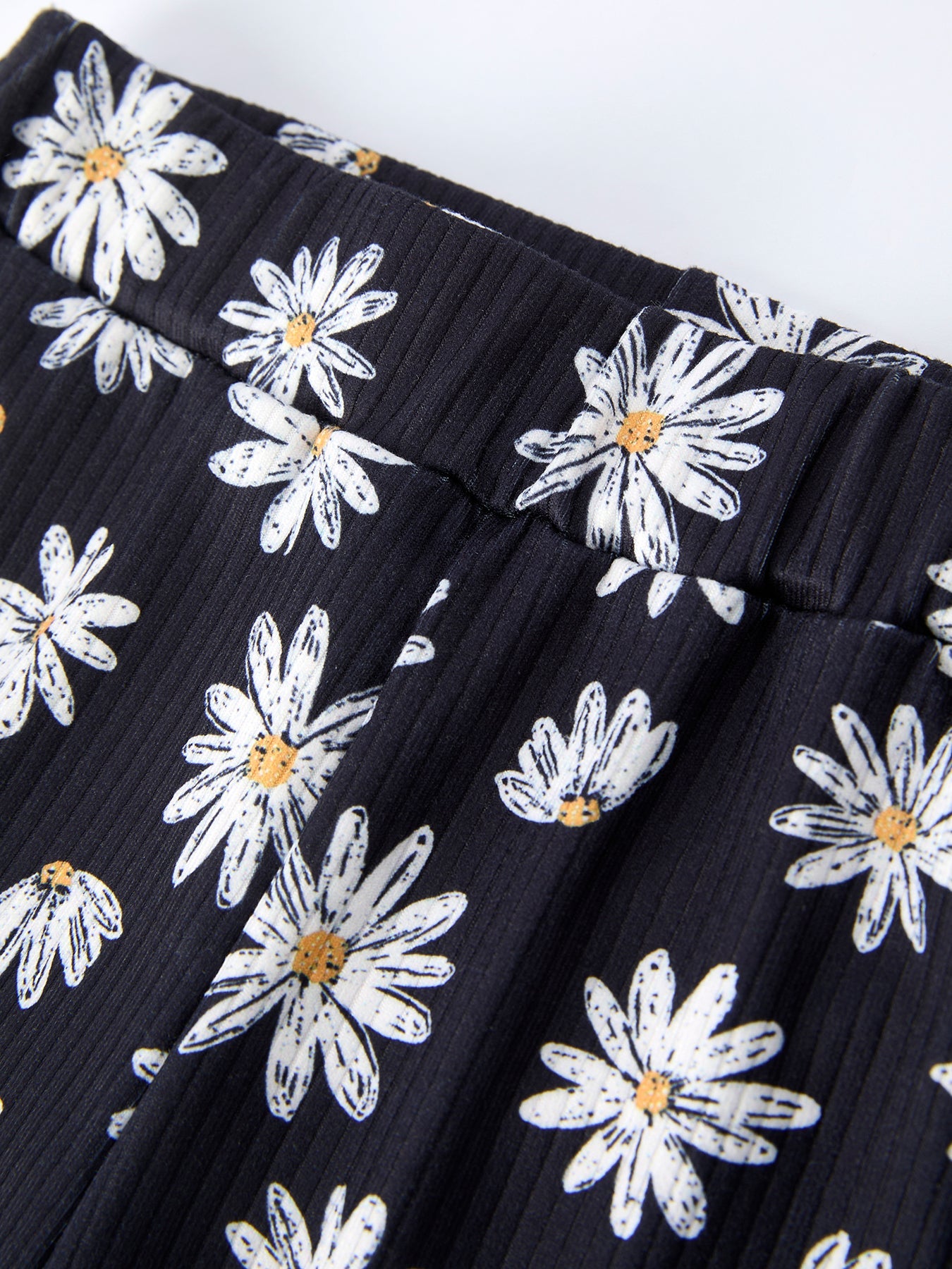 Conjunto de primavera para niña con margaritas y mangas fruncidas con lazo