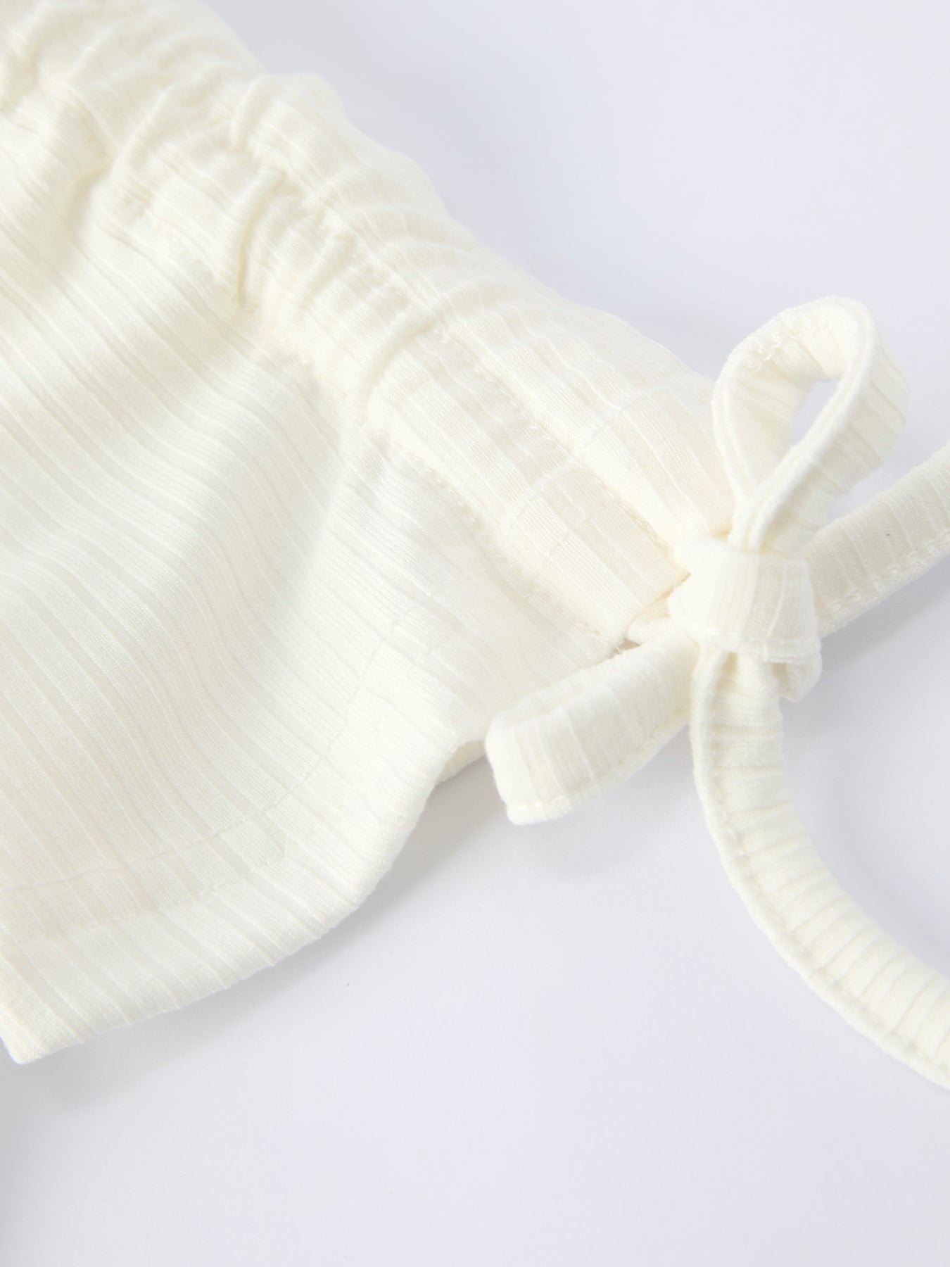Conjunto de primavera para niña con margaritas y mangas fruncidas con lazo