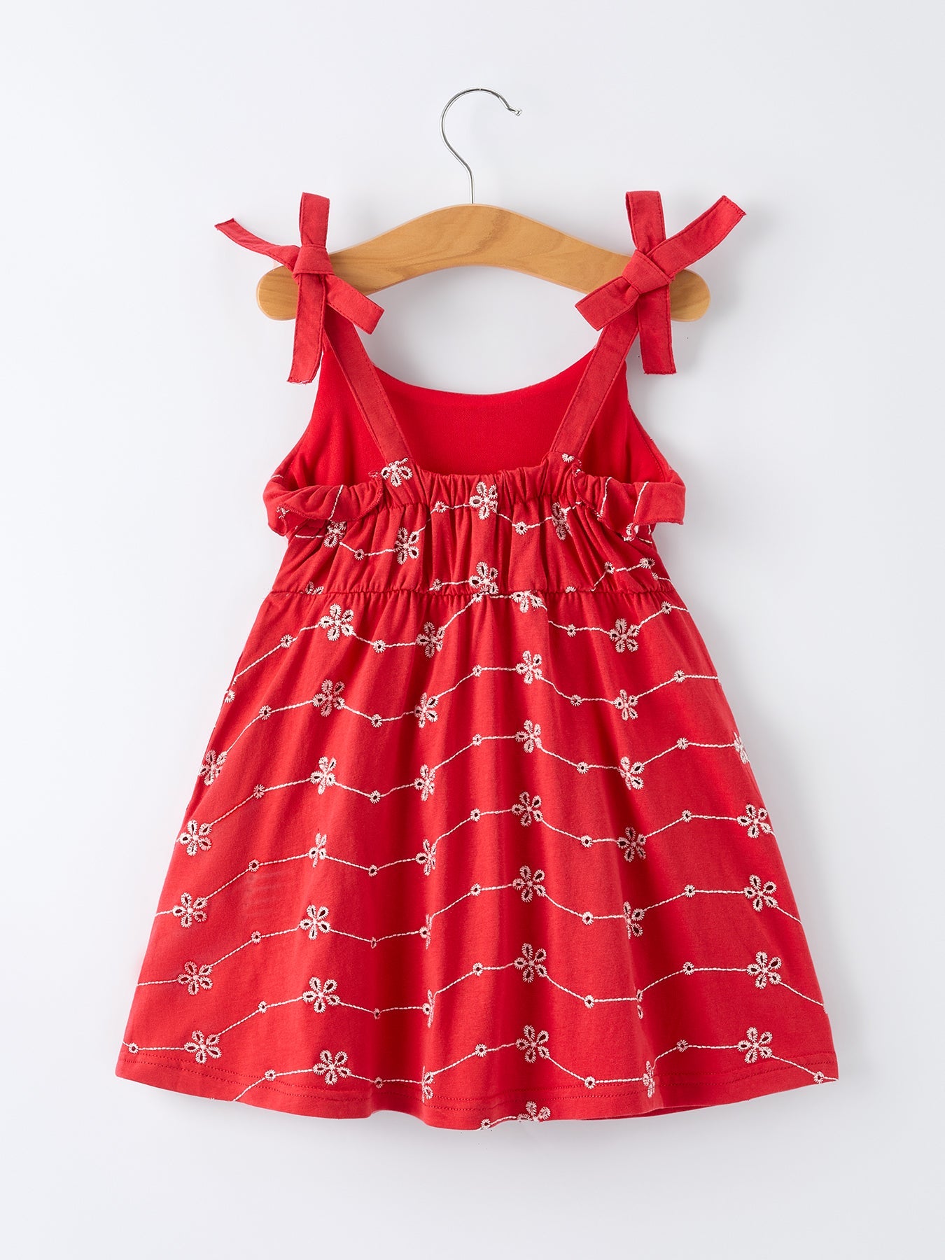 Vestido de volantes con lazo y tirantes de niña en color rojo