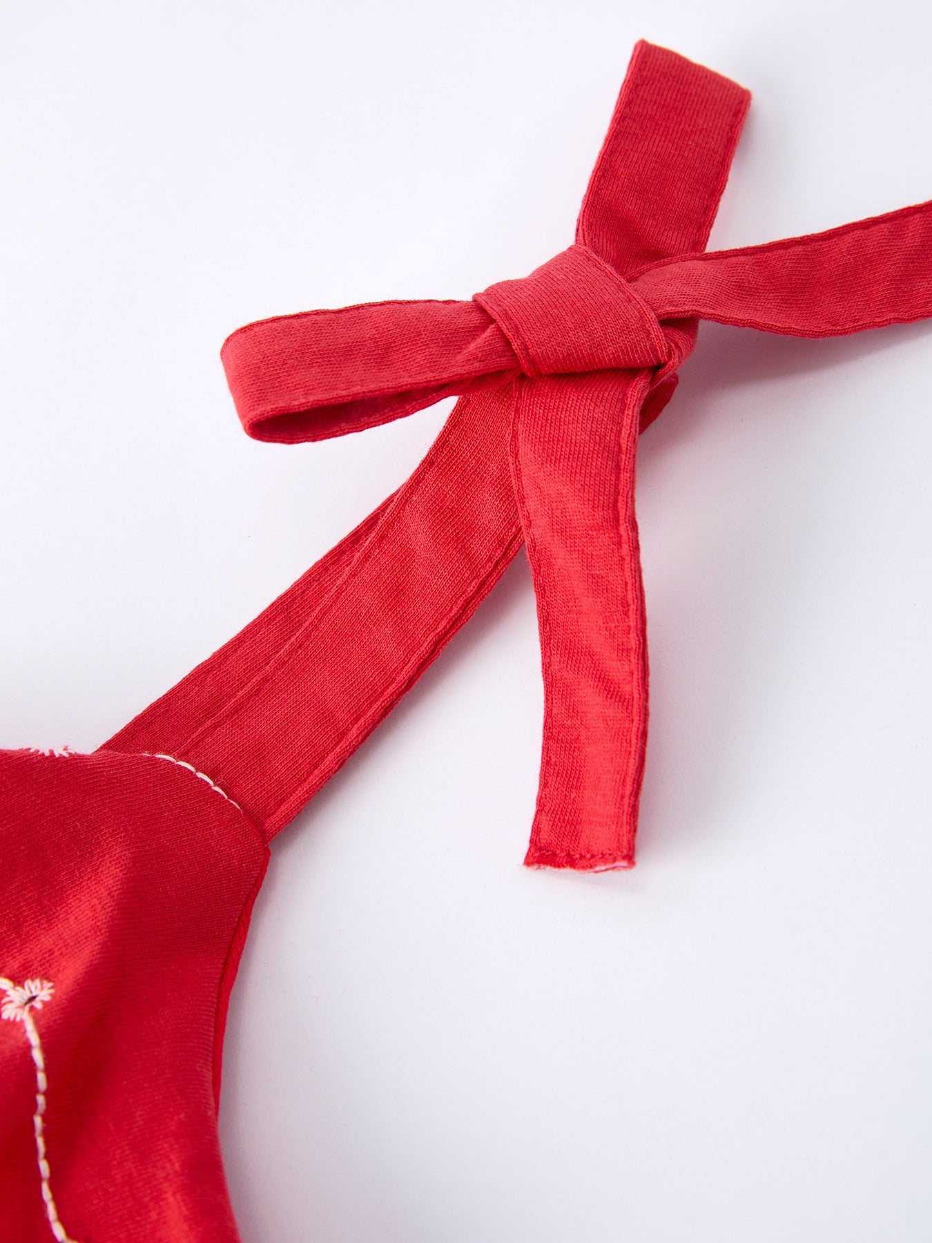 Vestido de volantes con lazo y tirantes de niña en color rojo