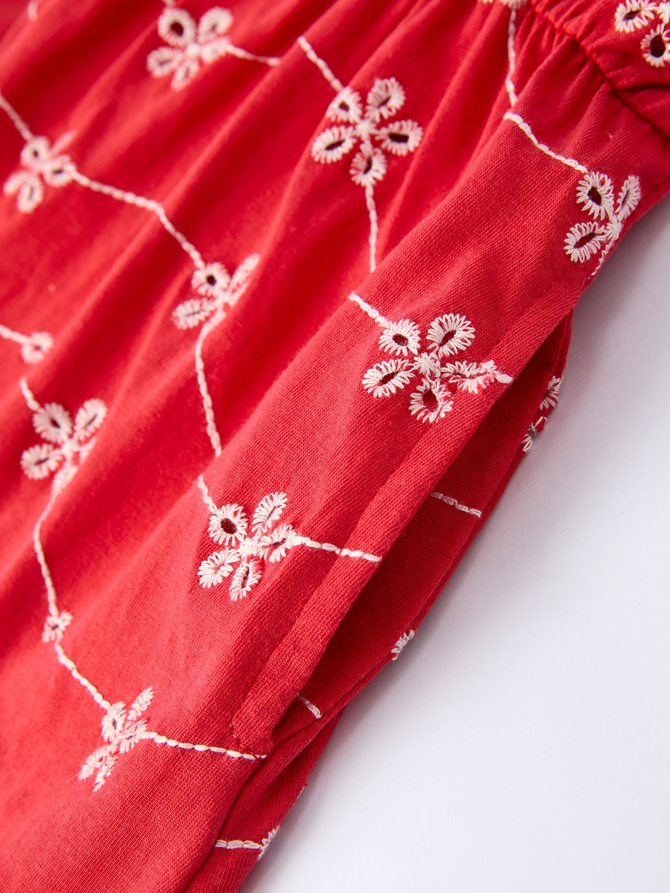 Vestido de volantes con lazo y tirantes de niña en color rojo