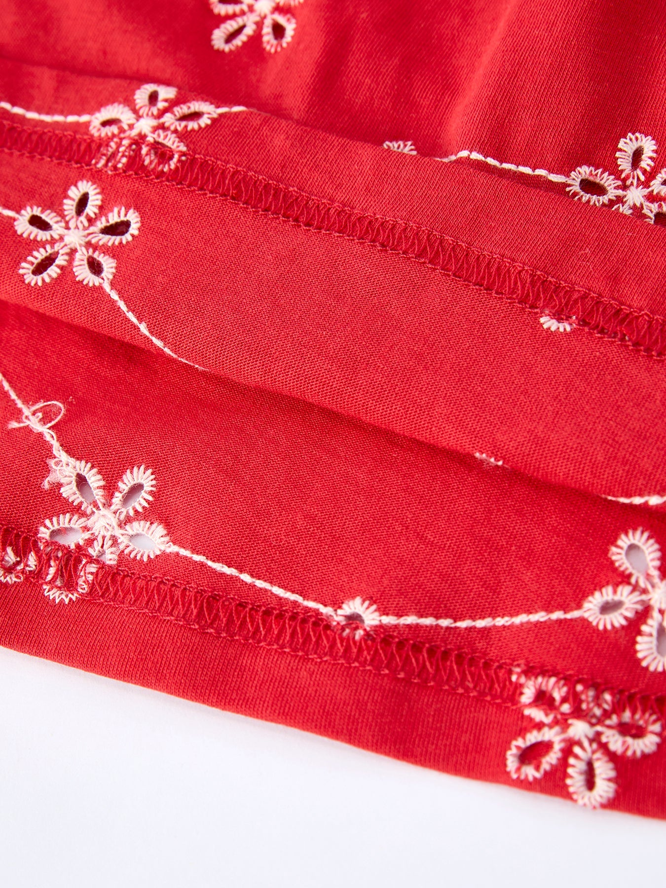 Vestido de volantes con lazo y tirantes de niña en color rojo