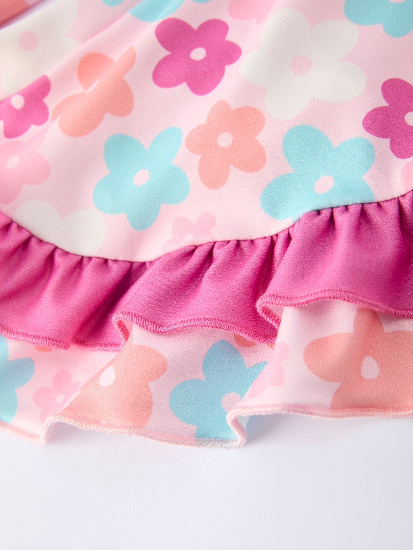 Mono acampanado con tirantes y volantes florales de colores para niña