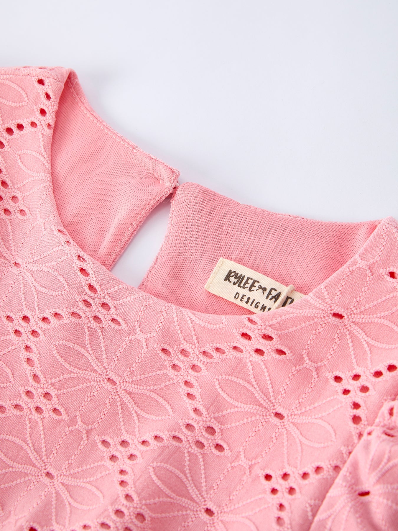 Vestido de niña rosa bordado con ojales y manga corta