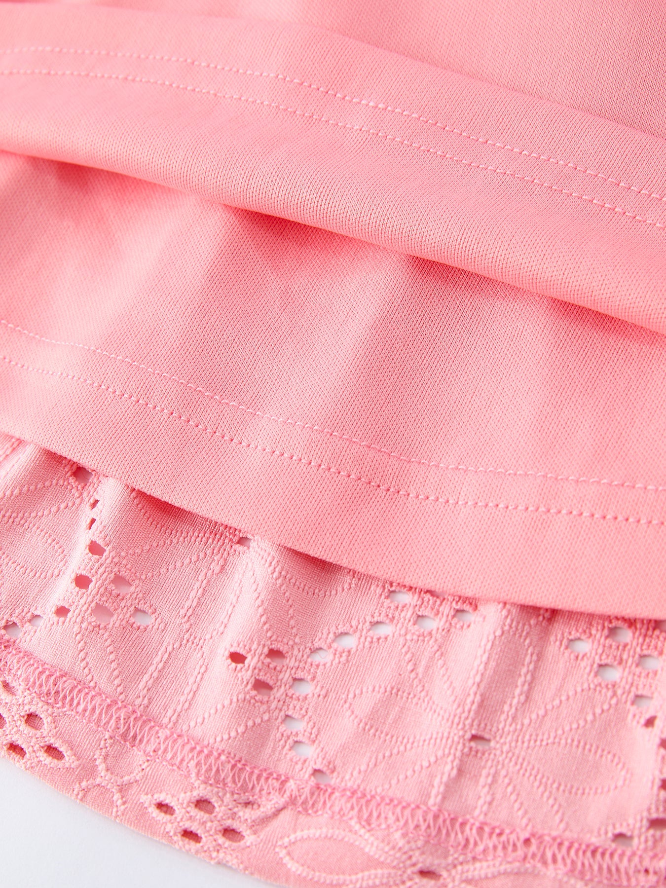 Vestido de niña rosa bordado con ojales y manga corta