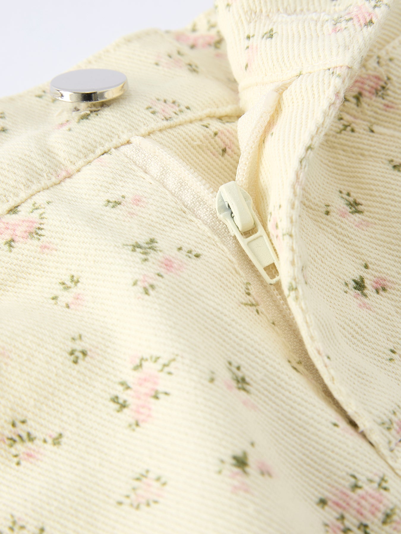 Conjunto de falda vaquera y top de manga corta con estampado de flores y letras para niña