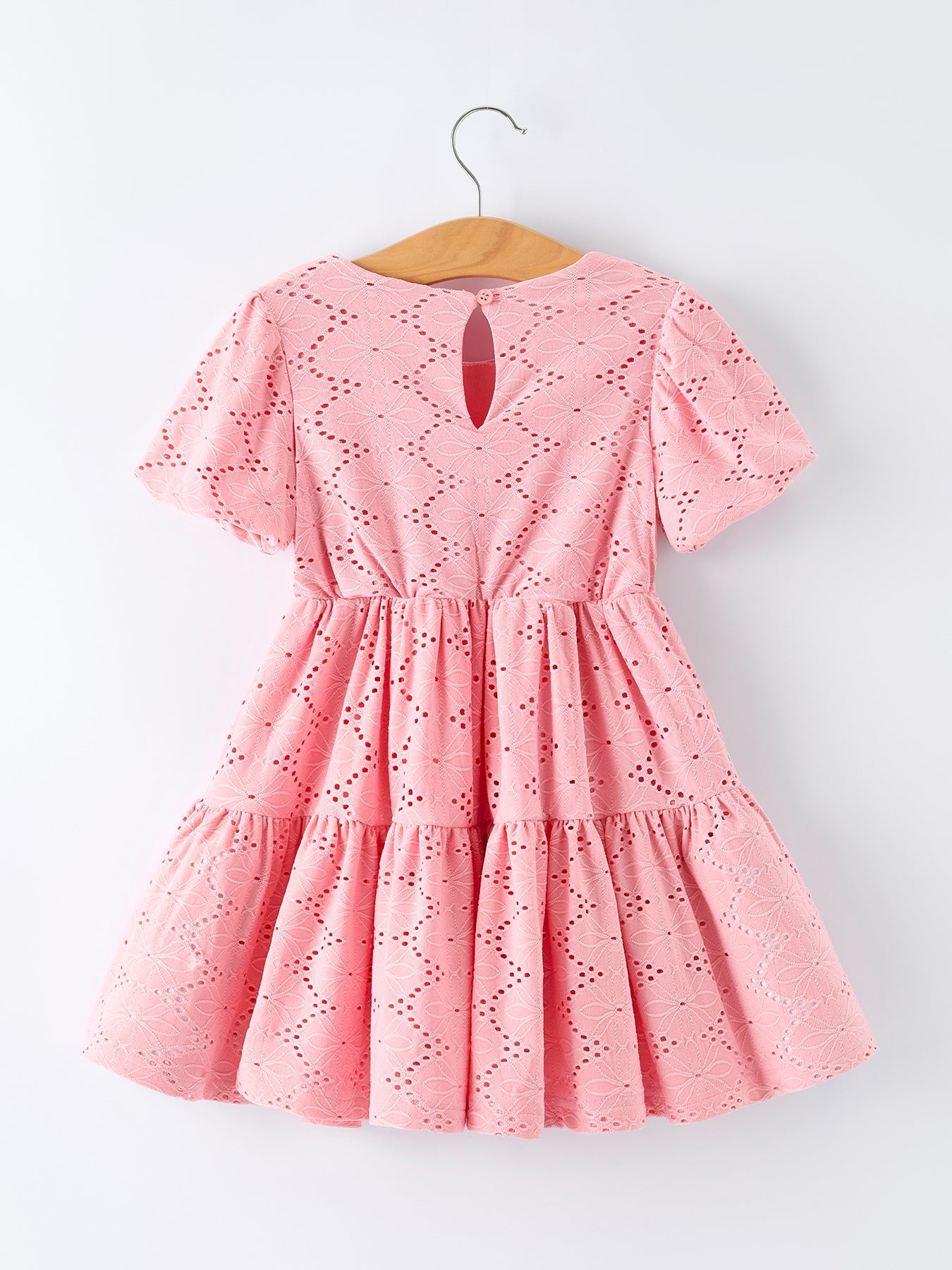 Vestido de niña rosa bordado con ojales y manga corta