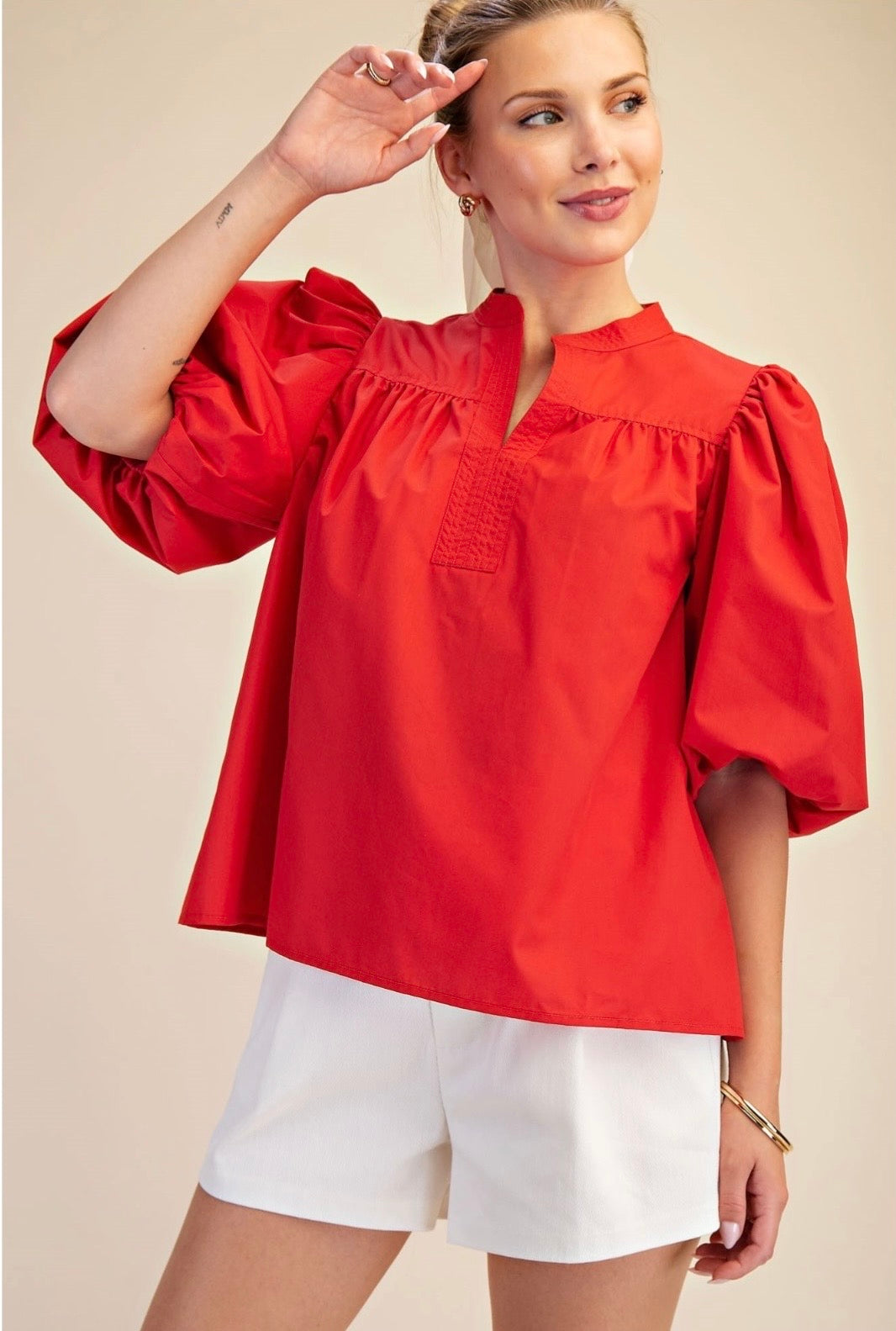 TOP ROJO CON CUELLO CHINO Y MANGAS ABULLONADAS