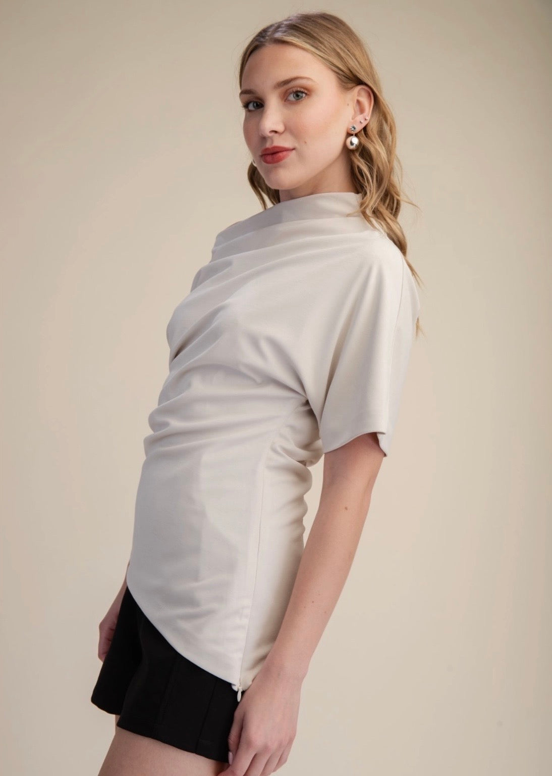 BLUSA ASIMÉTRICA CON CUELLO DRAPEADO