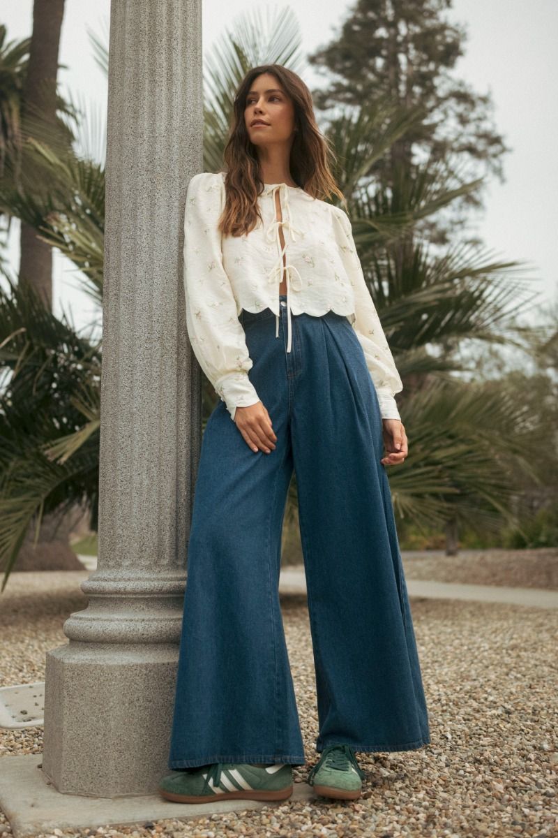 BUTTER BLOSSOM TIE-FRONT TOP