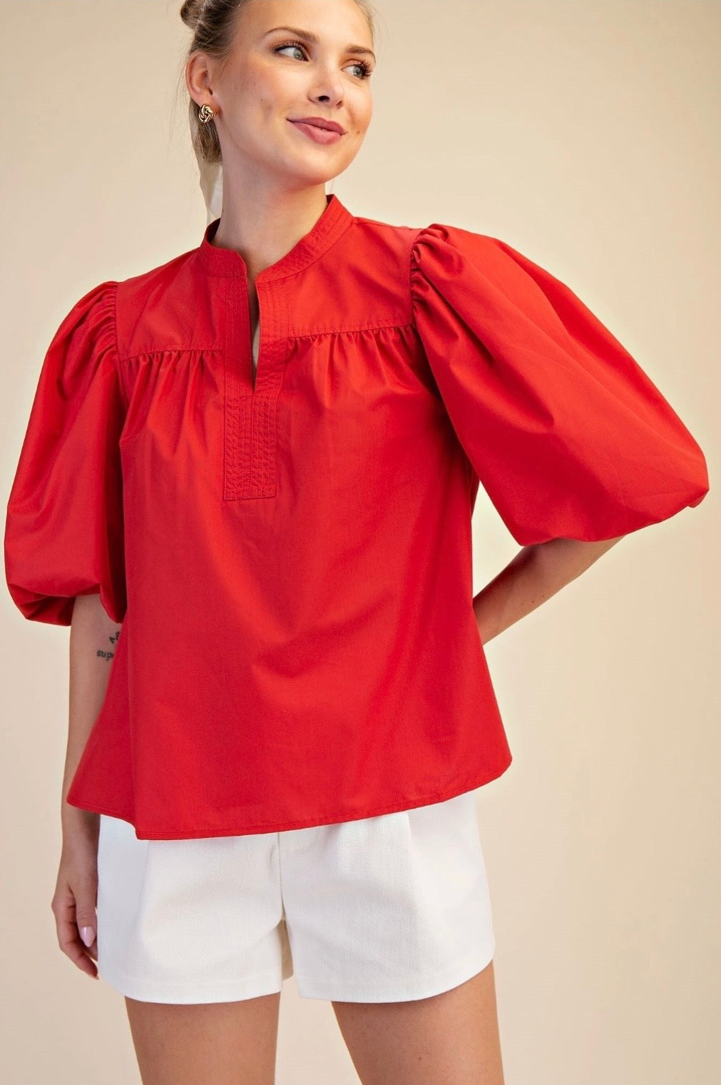TOP ROJO CON CUELLO CHINO Y MANGAS ABULLONADAS