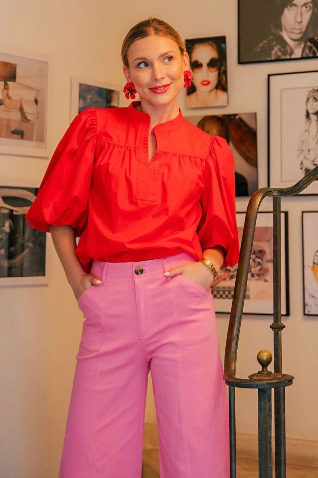 TOP ROJO CON CUELLO CHINO Y MANGAS ABULLONADAS