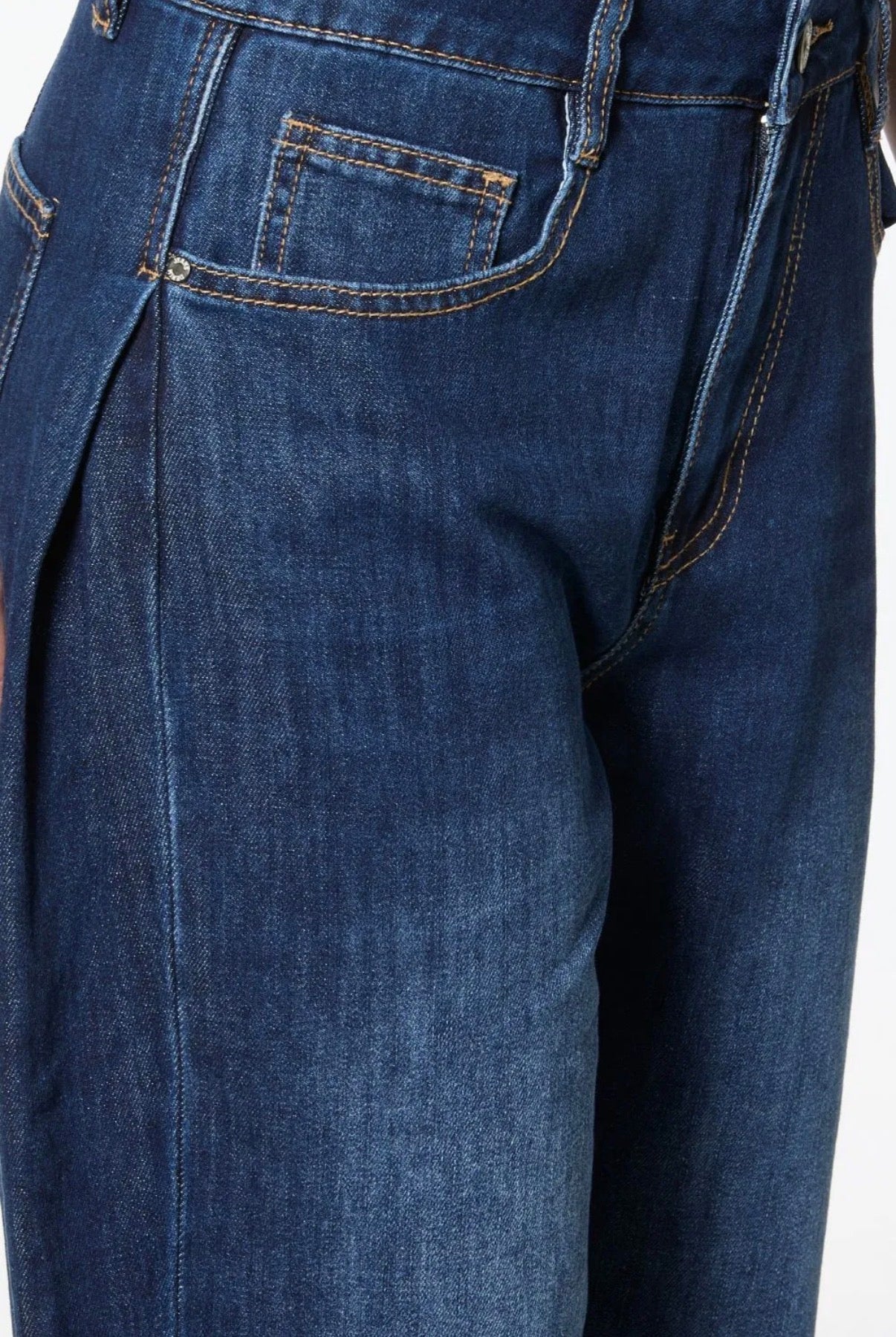 VAQUEROS DE PERNERA ANCHA CON PINZAS LATERALES