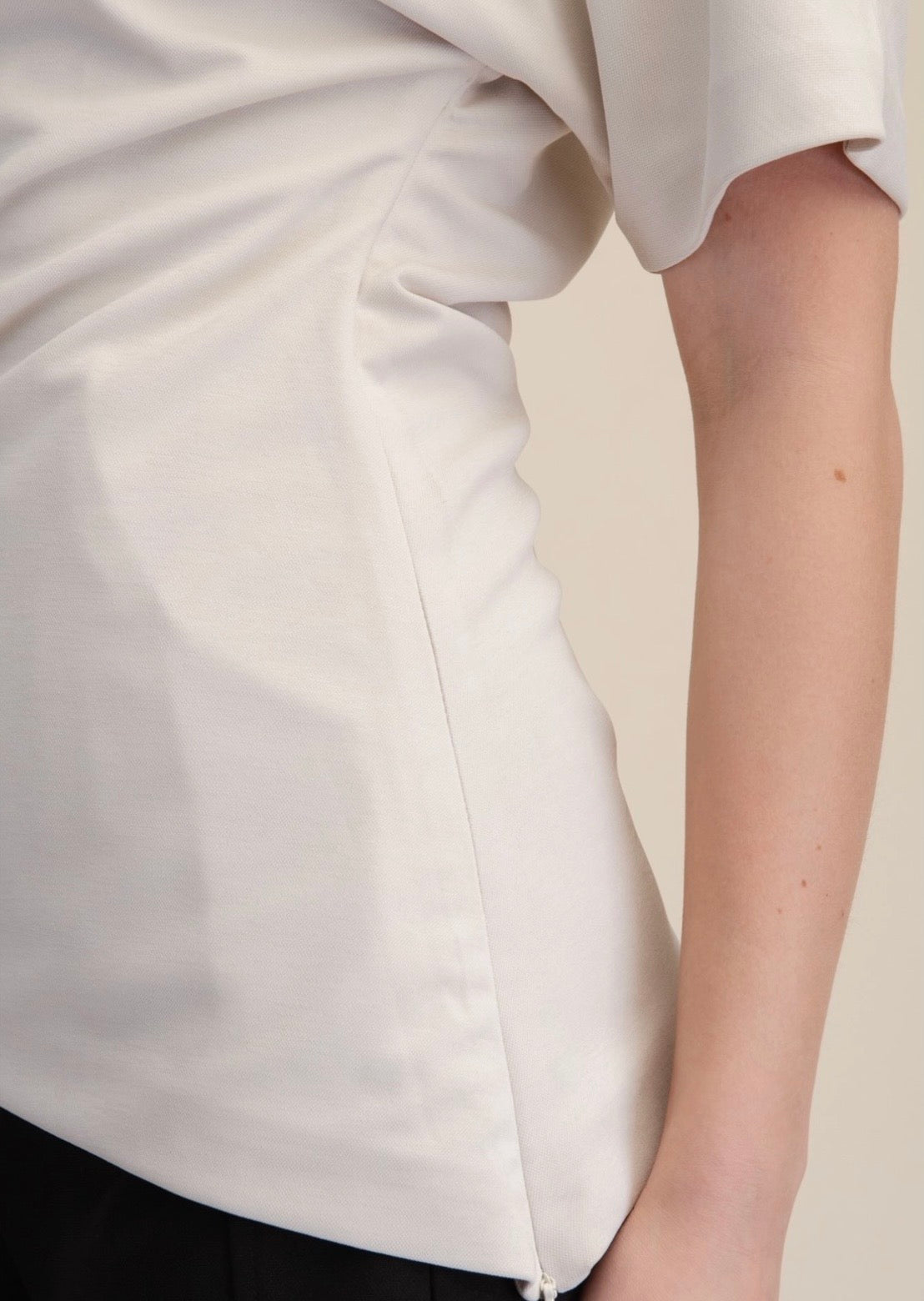 BLUSA ASIMÉTRICA CON CUELLO DRAPEADO