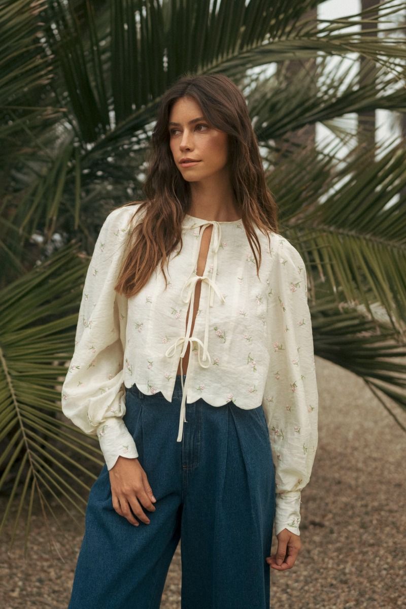 BUTTER BLOSSOM TIE-FRONT TOP