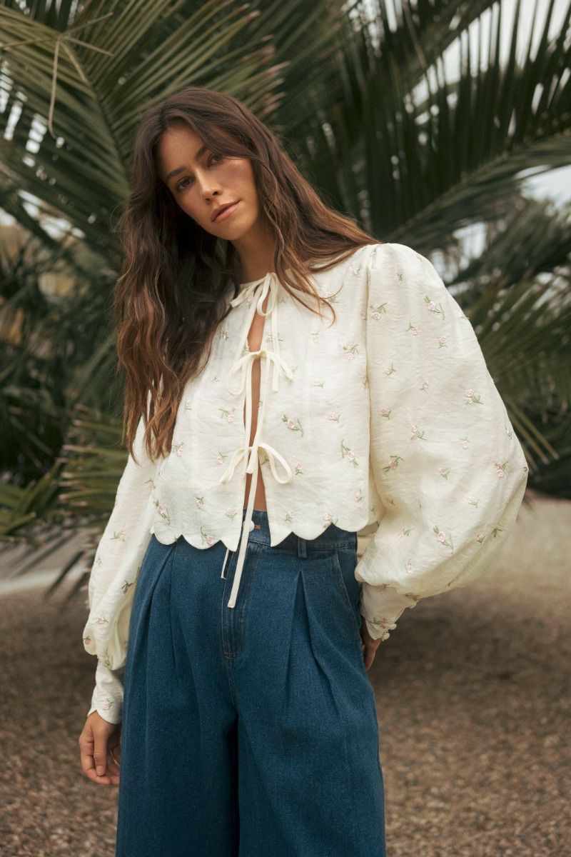 BUTTER BLOSSOM TIE-FRONT TOP