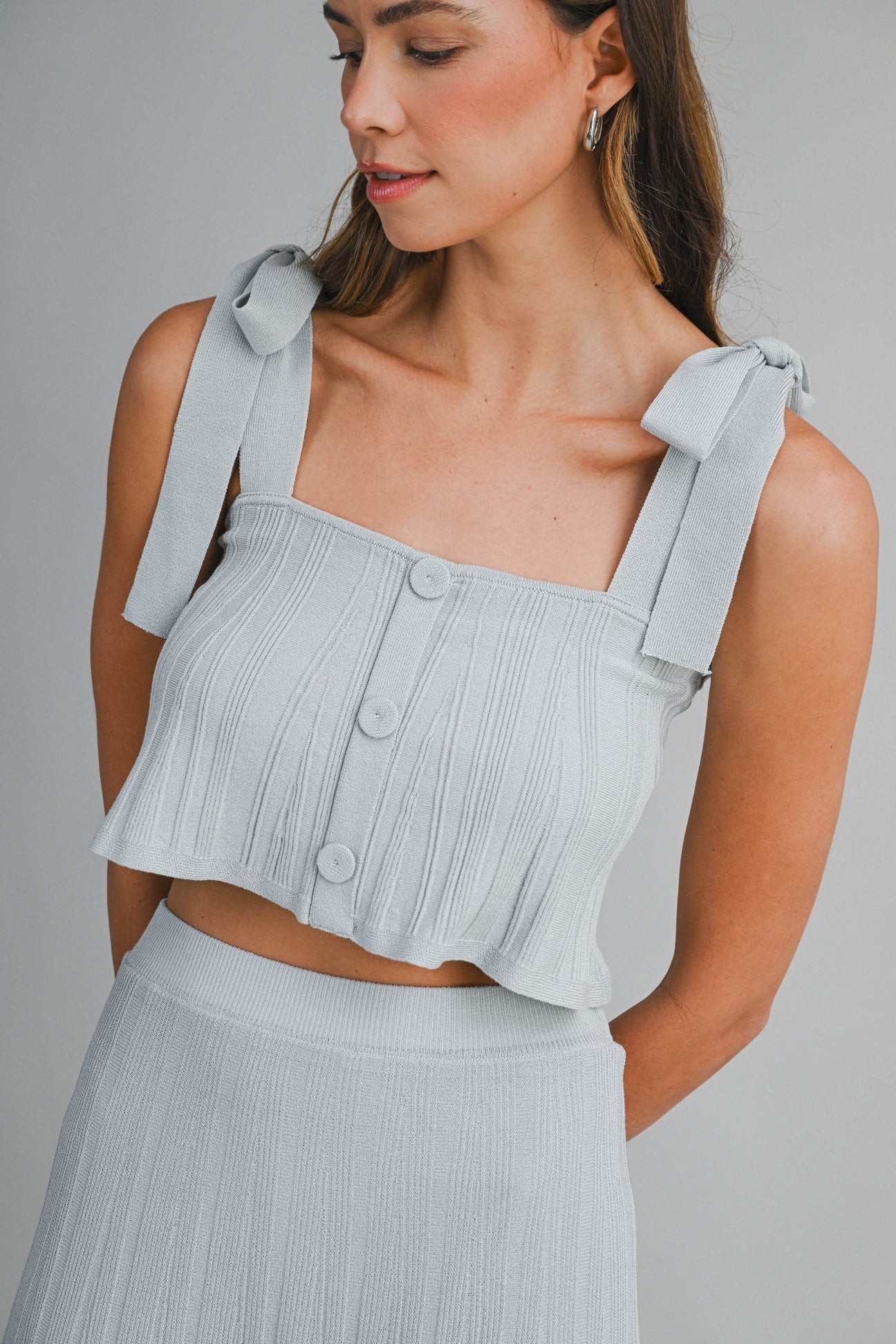CONJUNTO DE FALDA MIDI PLISADA DE PUNTO CON TOP DE TIRANTES PARA ATAR EN EL HOMBRO