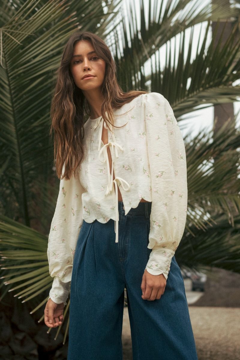 BUTTER BLOSSOM TIE-FRONT TOP