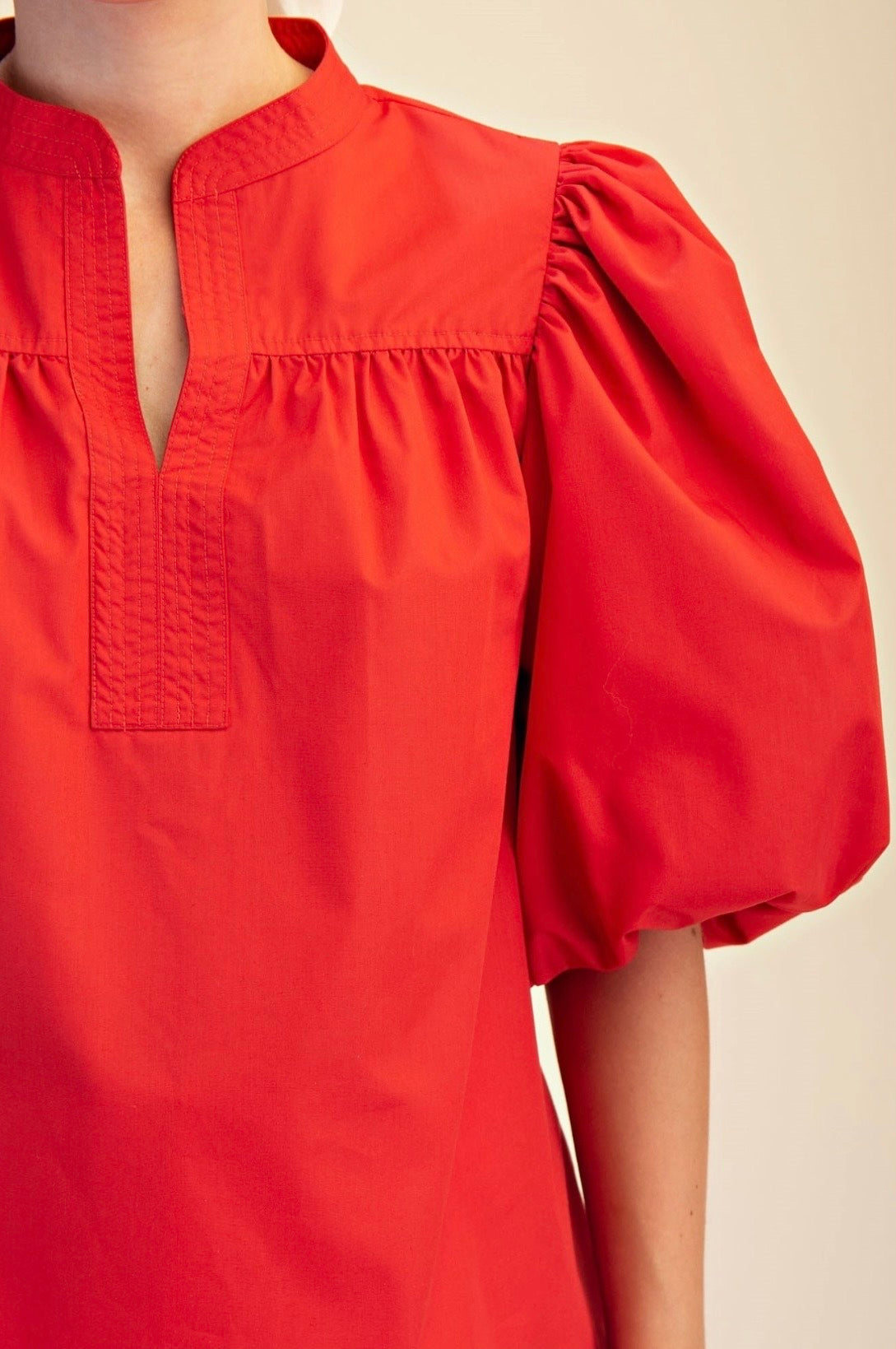 TOP ROJO CON CUELLO CHINO Y MANGAS ABULLONADAS