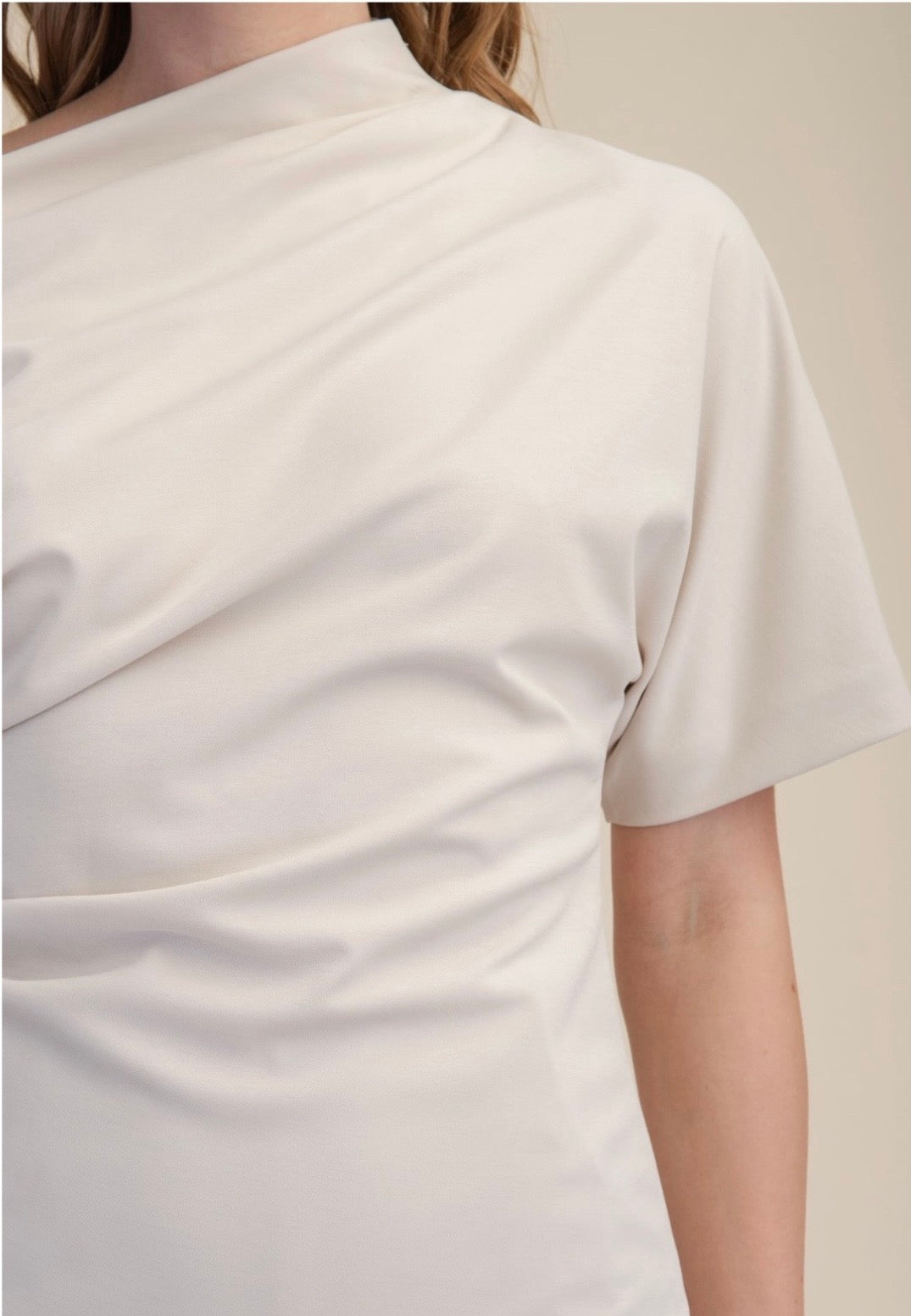BLUSA ASIMÉTRICA CON CUELLO DRAPEADO