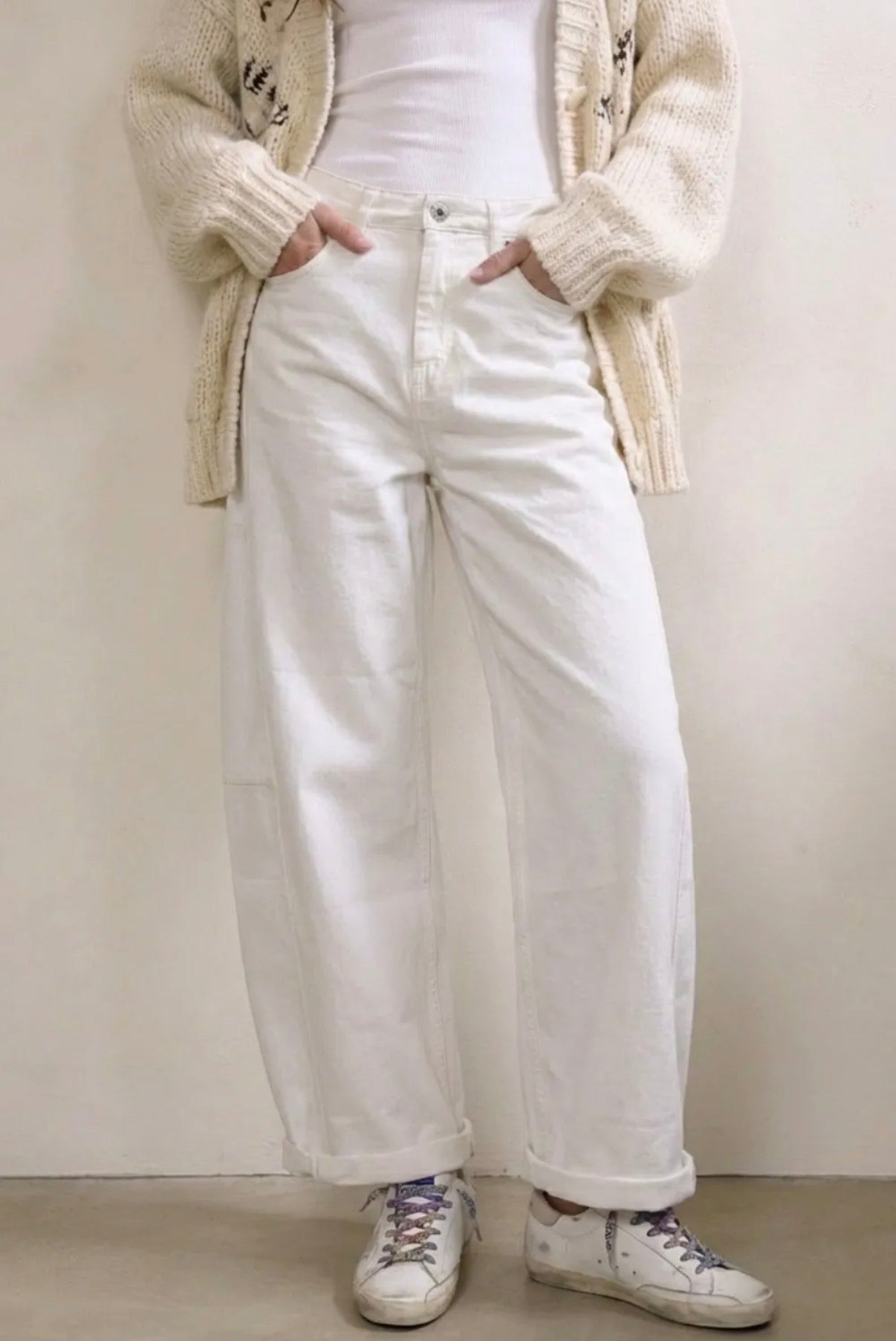 PANTALONES ANCHOS DE BARRIL BLANCOS RELAJADOS