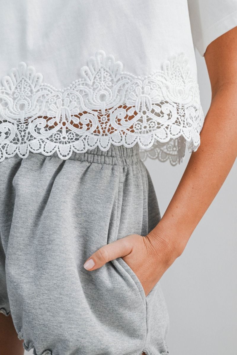 LACE TRIM CROPPED TEE