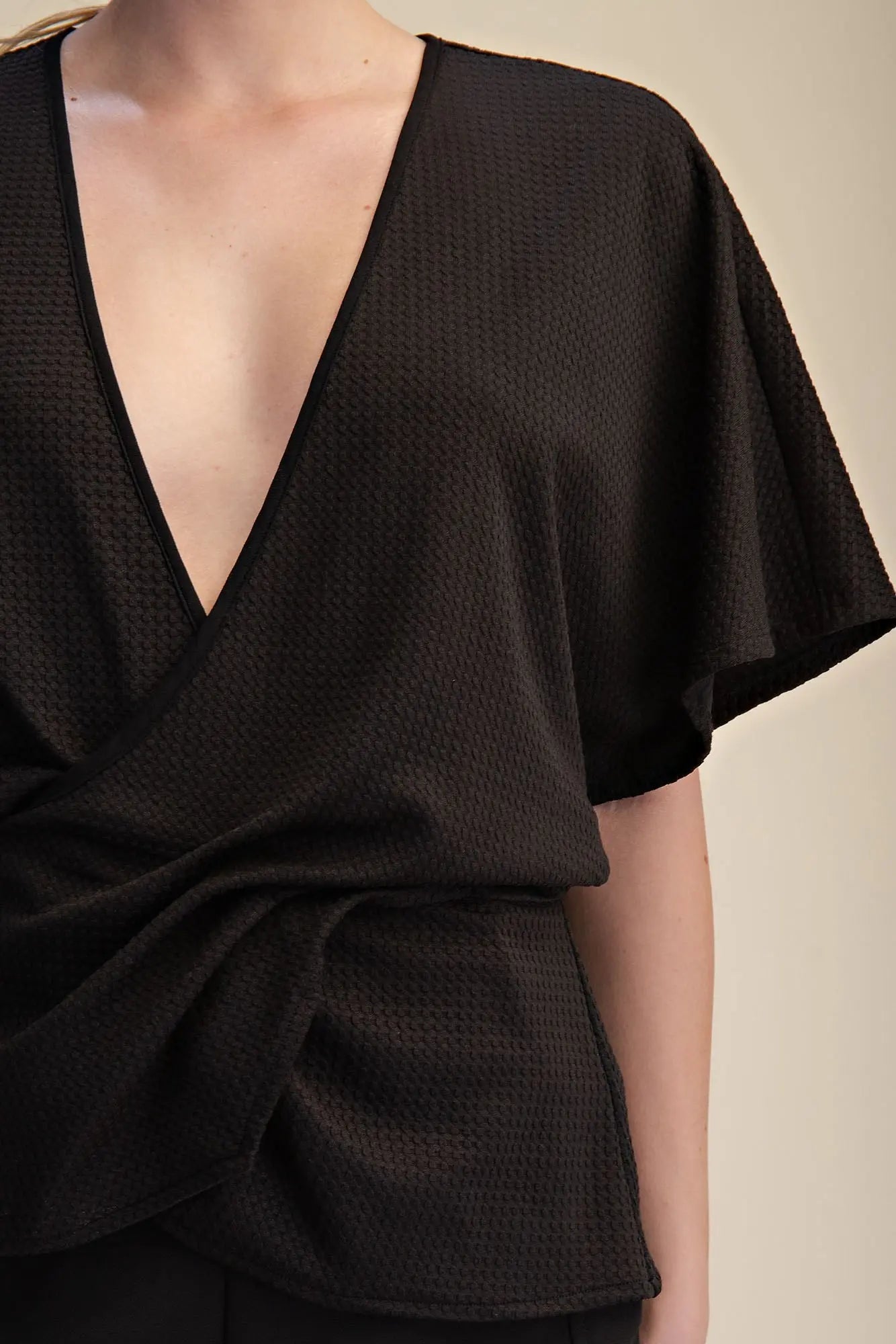 BLACK TEXTURED TWIST BLOUSE