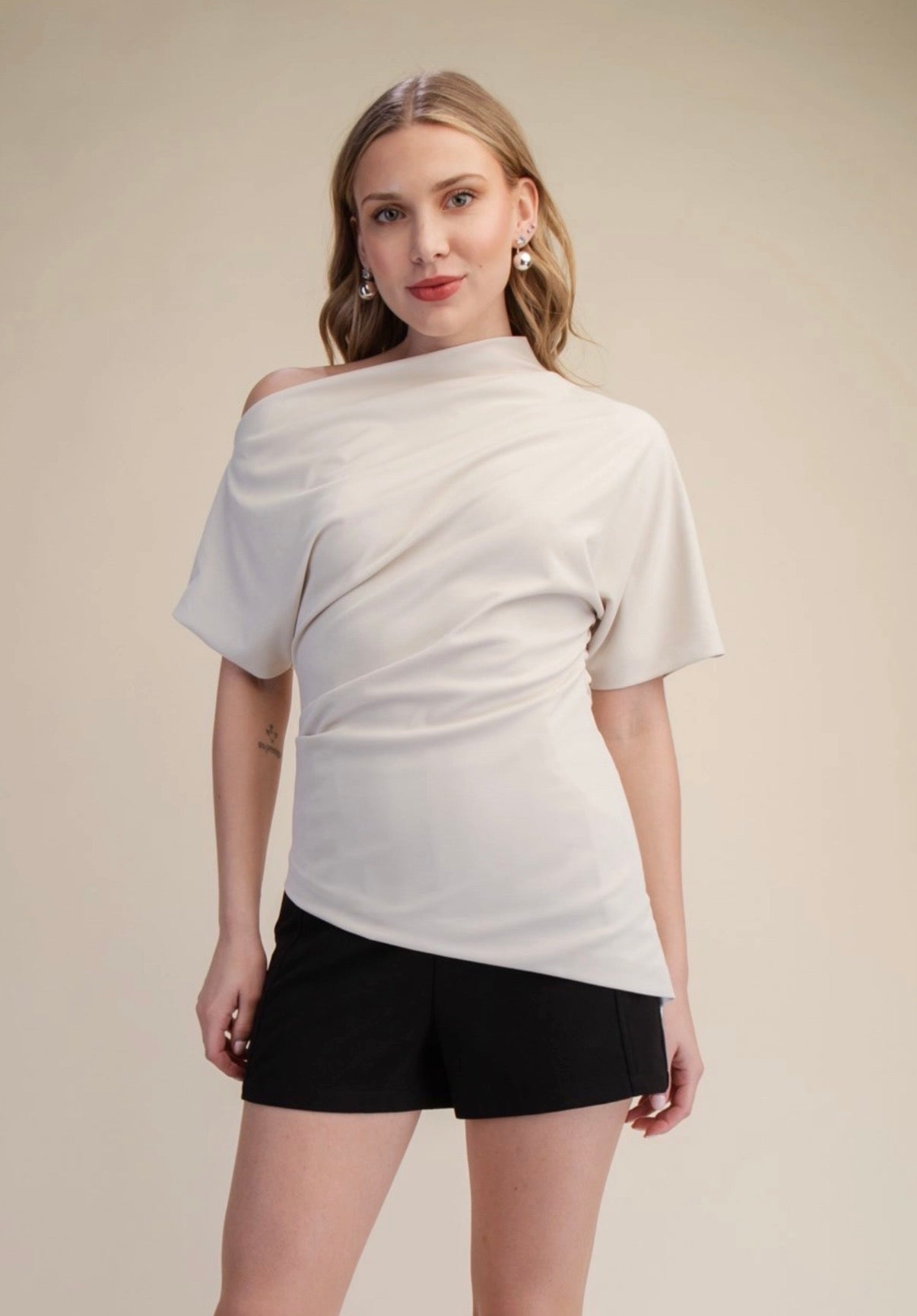 BLUSA ASIMÉTRICA CON CUELLO DRAPEADO