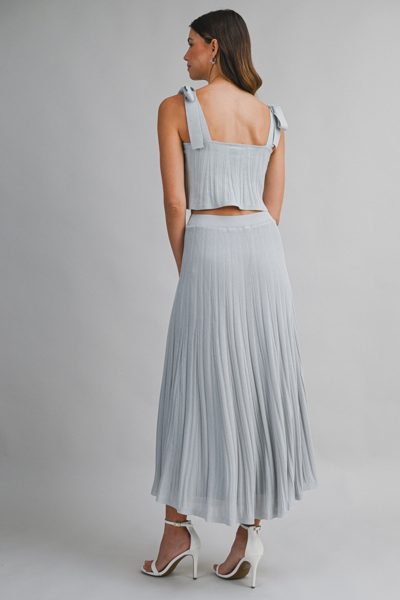 CONJUNTO DE FALDA MIDI PLISADA DE PUNTO CON TOP DE TIRANTES PARA ATAR EN EL HOMBRO