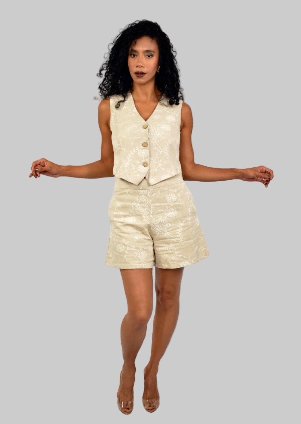 Conjunto de shorts y chaleco de lino con bordado floral