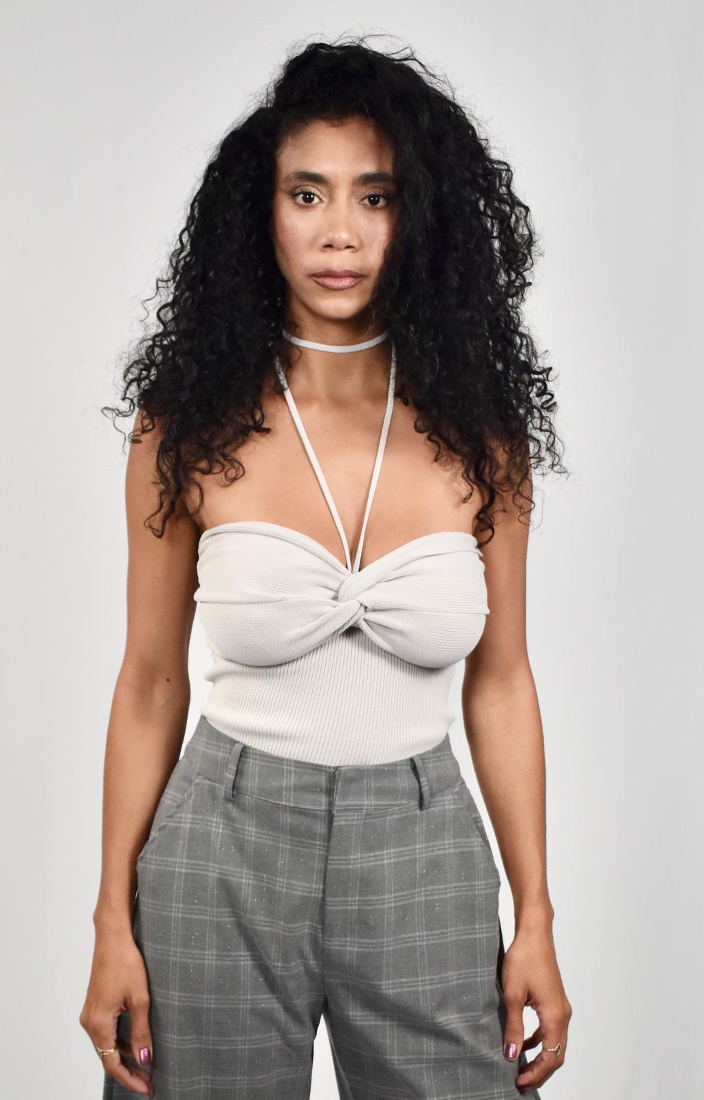 SUÉTER DE PUNTO CON DETALLE EN LA PARTE SUPERIOR