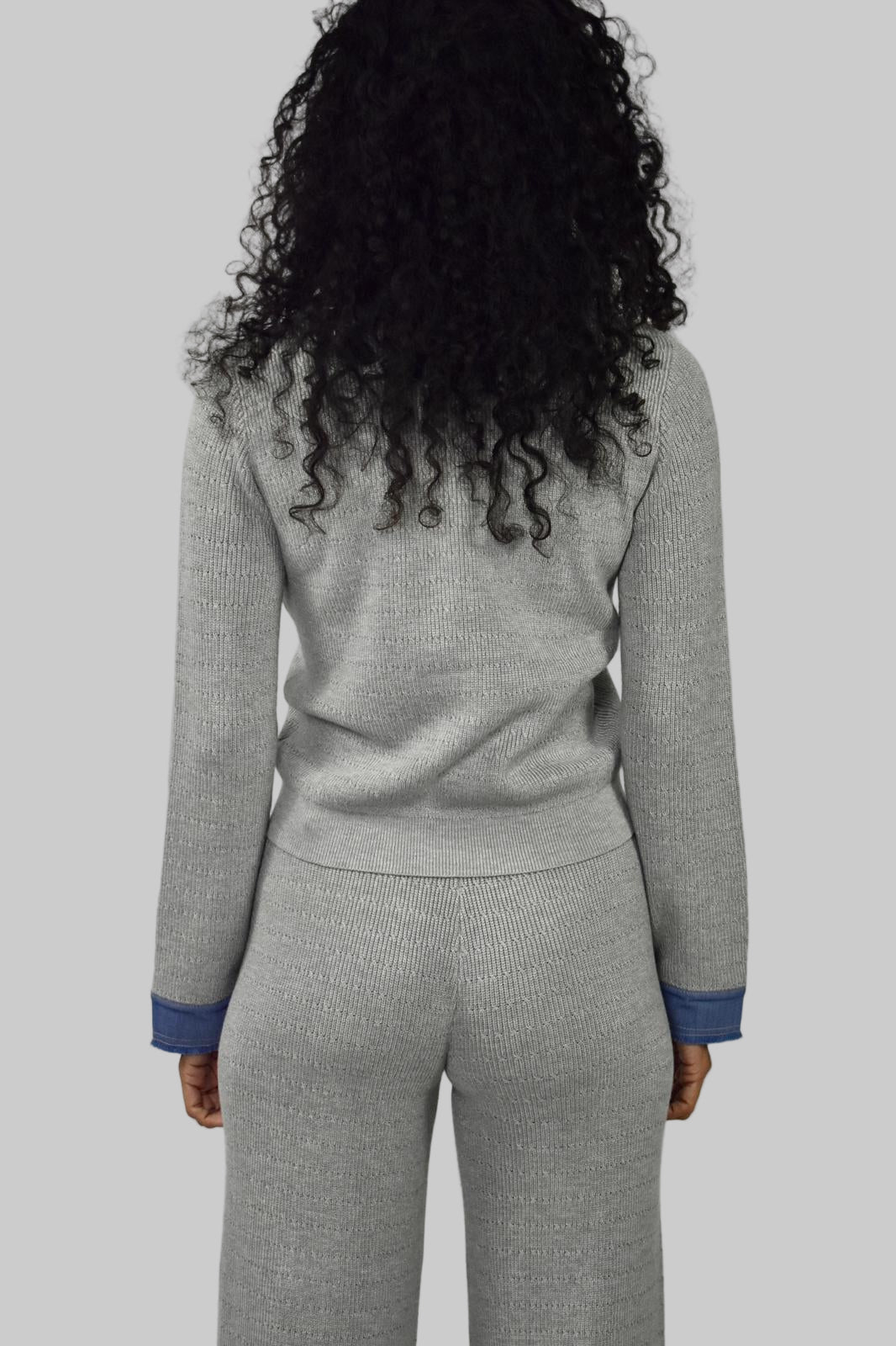 Conjunto de camisa Henley de punto con cuello y pantalón vaquero en contraste.