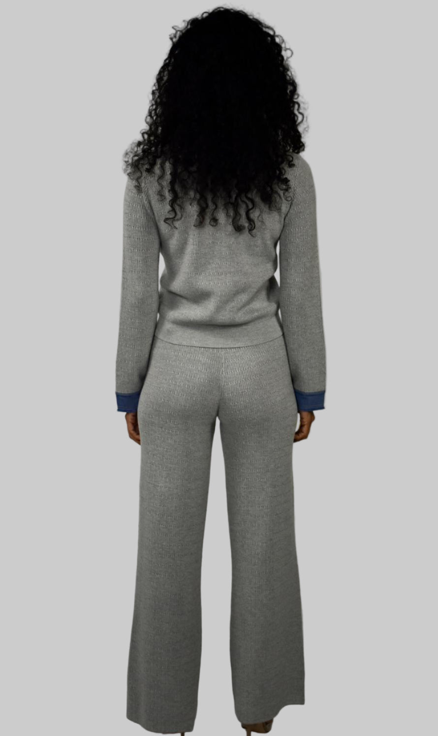 Conjunto de camisa Henley de punto con cuello y pantalón vaquero en contraste.