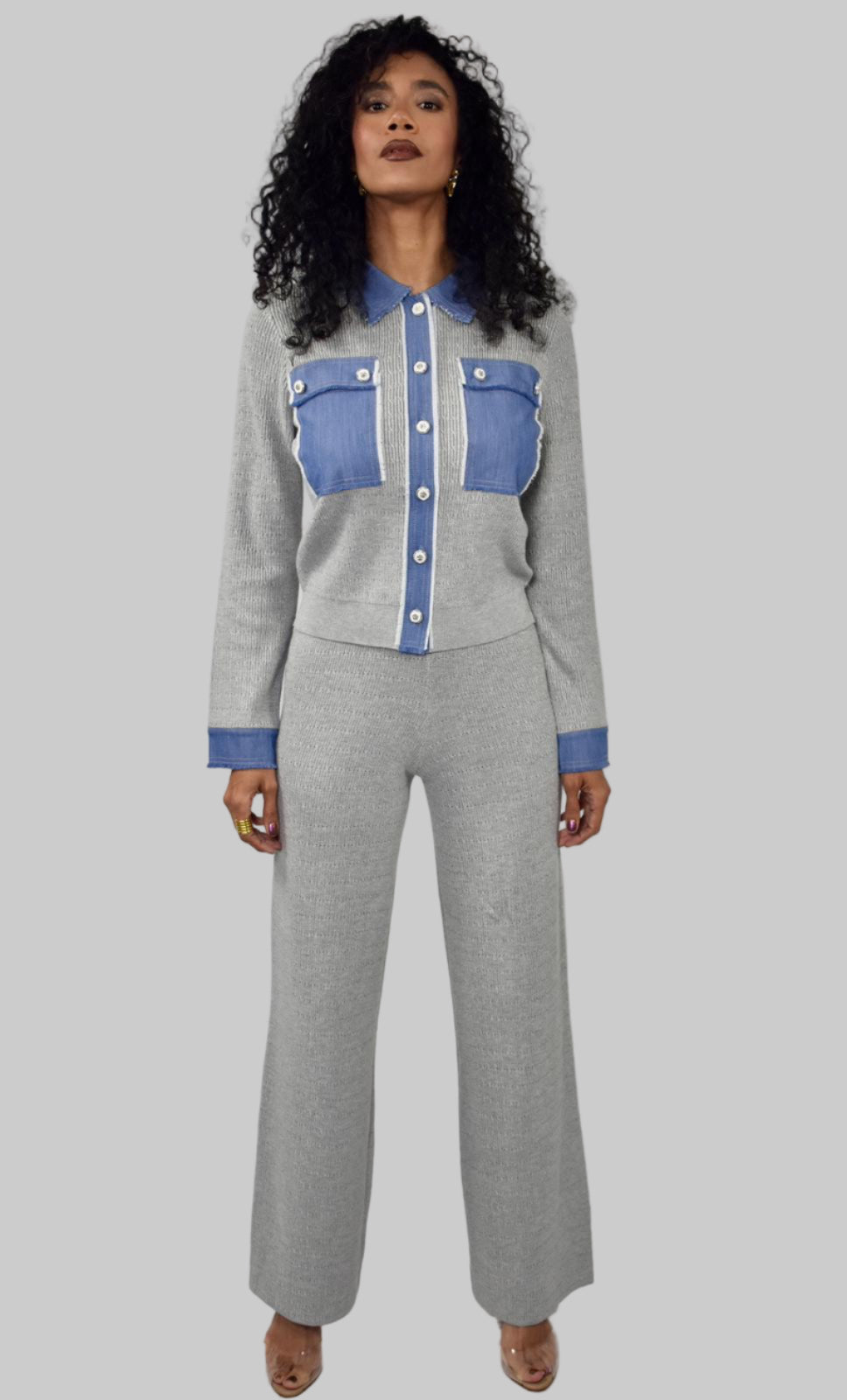 Conjunto de camisa Henley de punto con cuello y pantalón vaquero en contraste.