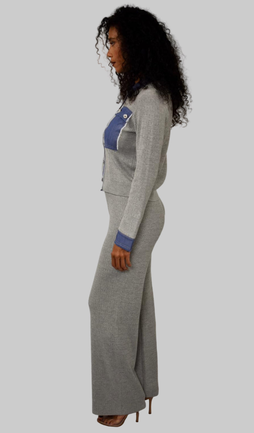 Conjunto de camisa Henley de punto con cuello y pantalón vaquero en contraste.