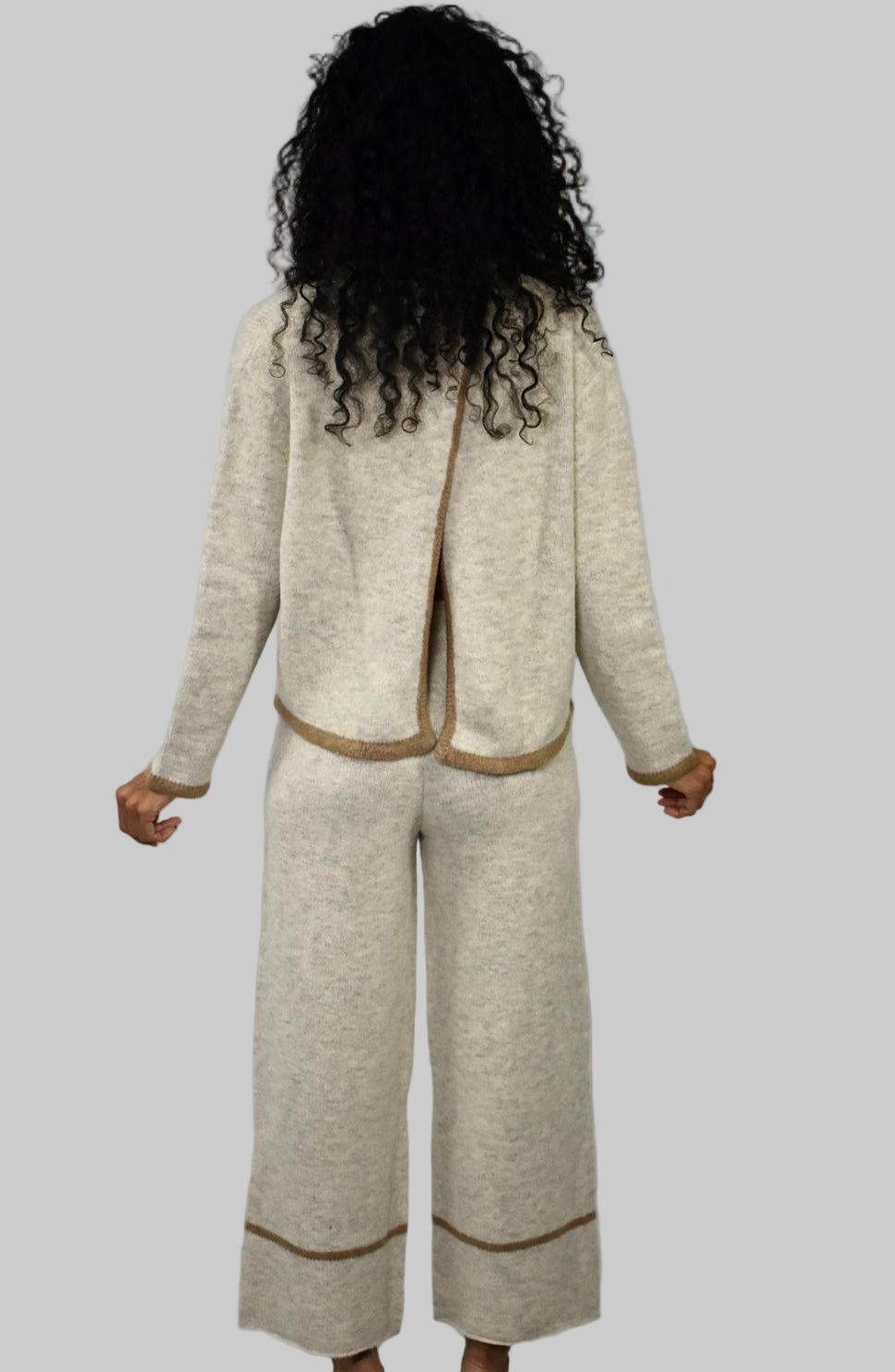 CONJUNTO DE PANTALÓN DE PUNTO + SUDADERA CON DETALLE ABIERTO EN LA ESPALDA