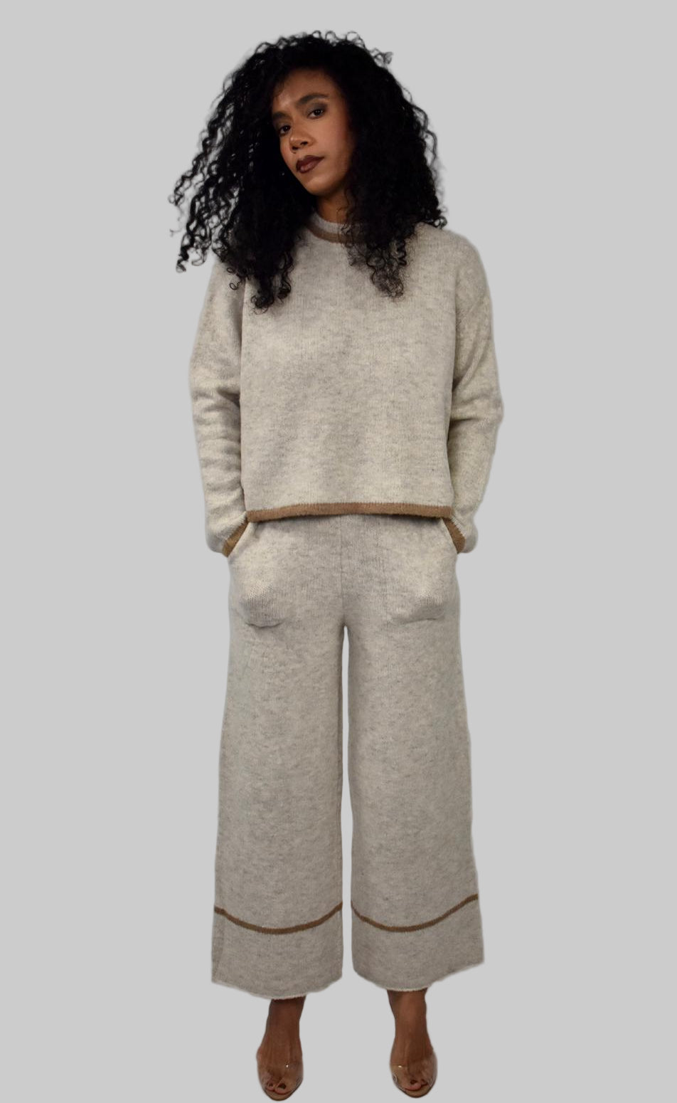 CONJUNTO DE PANTALÓN DE PUNTO + SUDADERA CON DETALLE ABIERTO EN LA ESPALDA