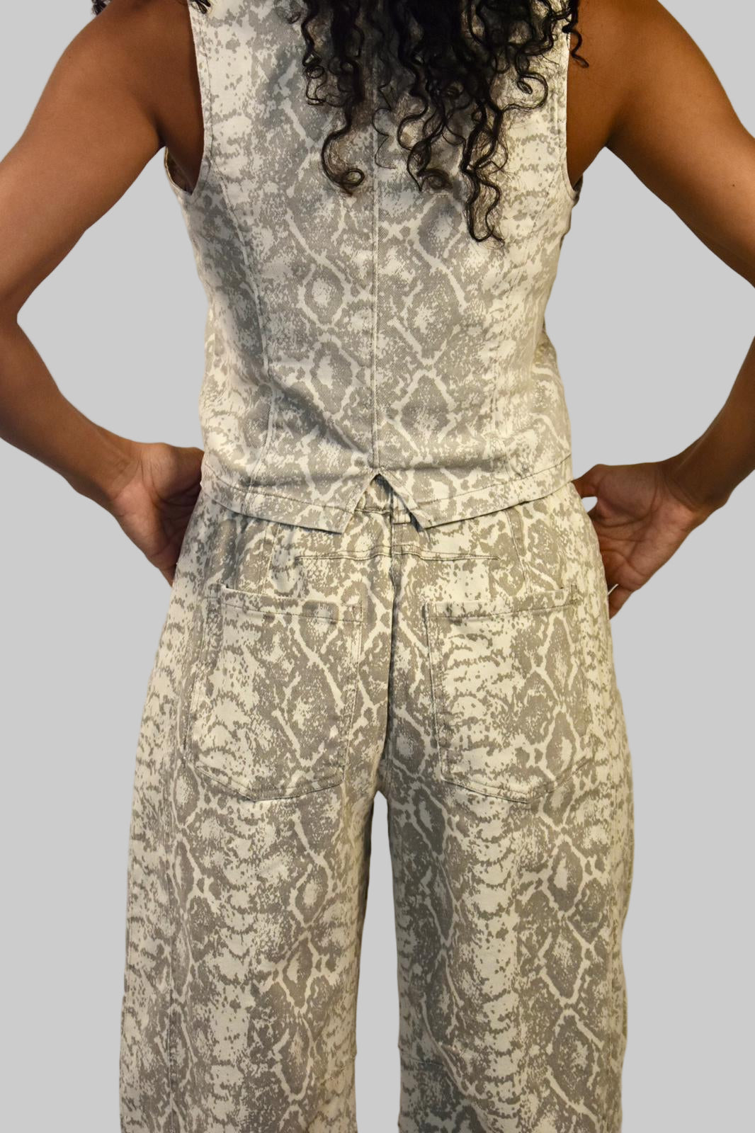 Conjunto de top y pantalón de sarga de algodón con estampado de serpiente