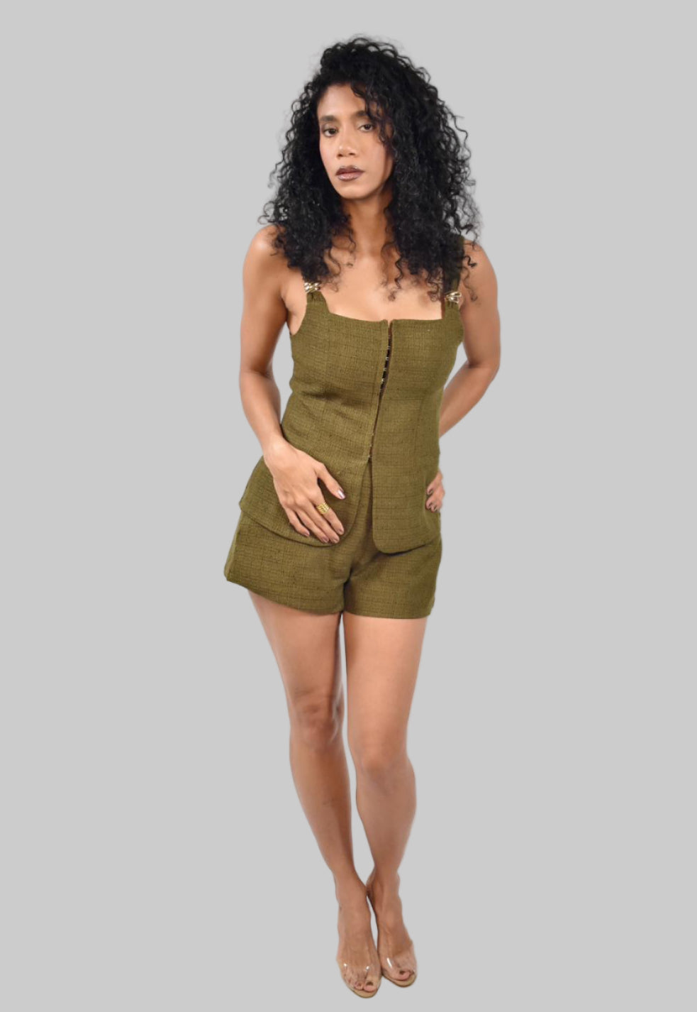 Conjunto de mini shorts, corsé con detalles metálicos y top de tweed.