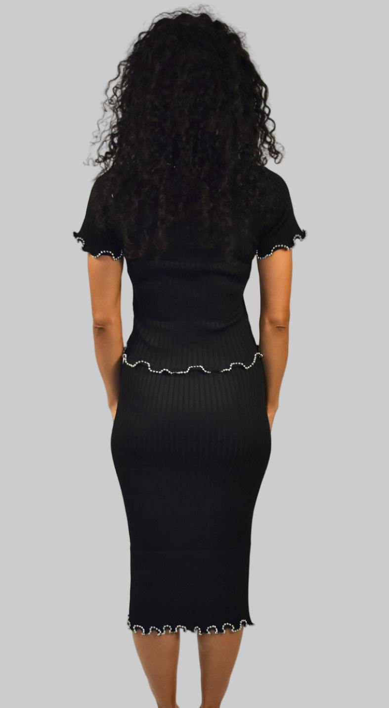 CONJUNTO DE FALDA Y SUÉTER DE PUNTO CON BORDES DE CUENTAS Y VOLANTES