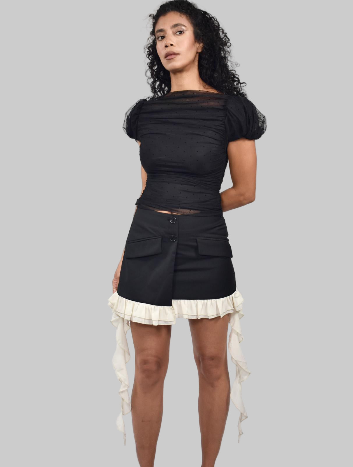 MINIFALDA CON VOLANTES EN CONTRASTE