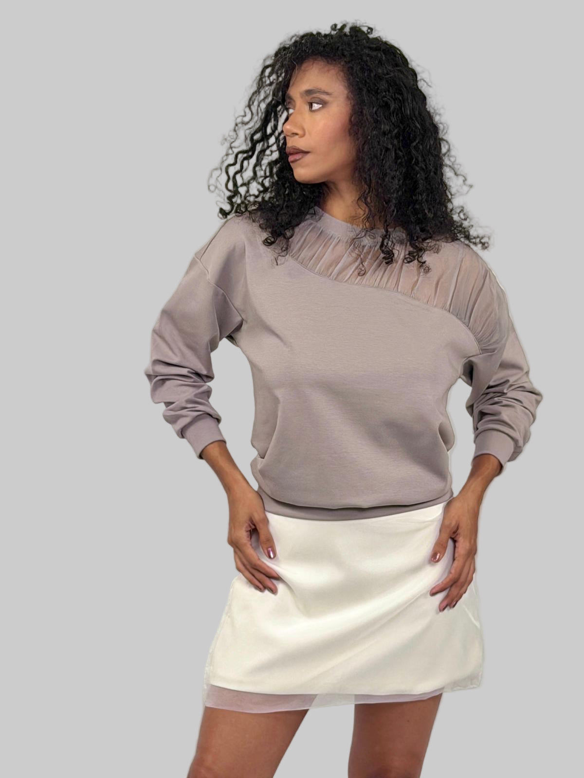 COMBINACIÓN DE TEJIDO DE ORGANZA, FALDA SEMITRANSE Y MINIFALDA