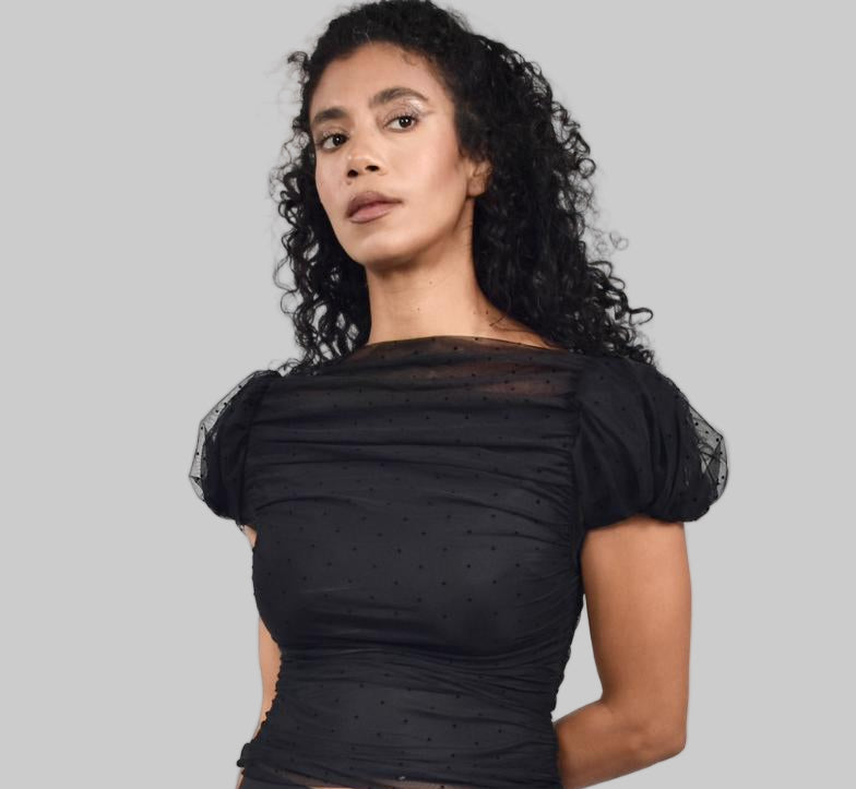 TOP DE MALLA CON LUNARES Y JUNTAS DE HOMBRO